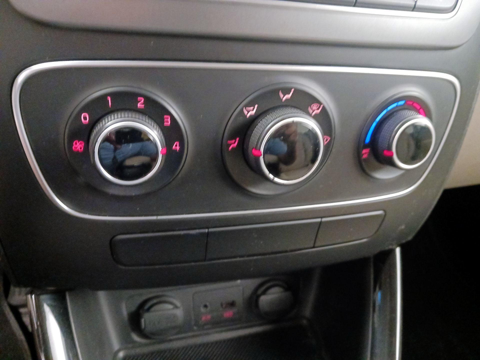 Thumbnail: 2014 Kia Sorento - 15