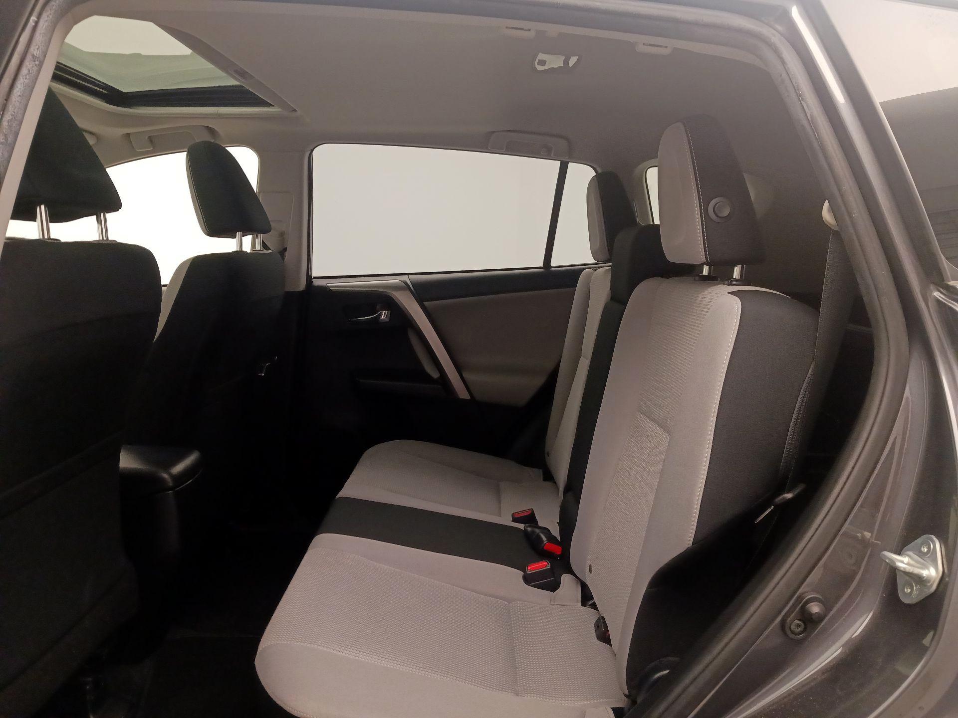 Thumbnail: 2018 Toyota RAV4 - 20