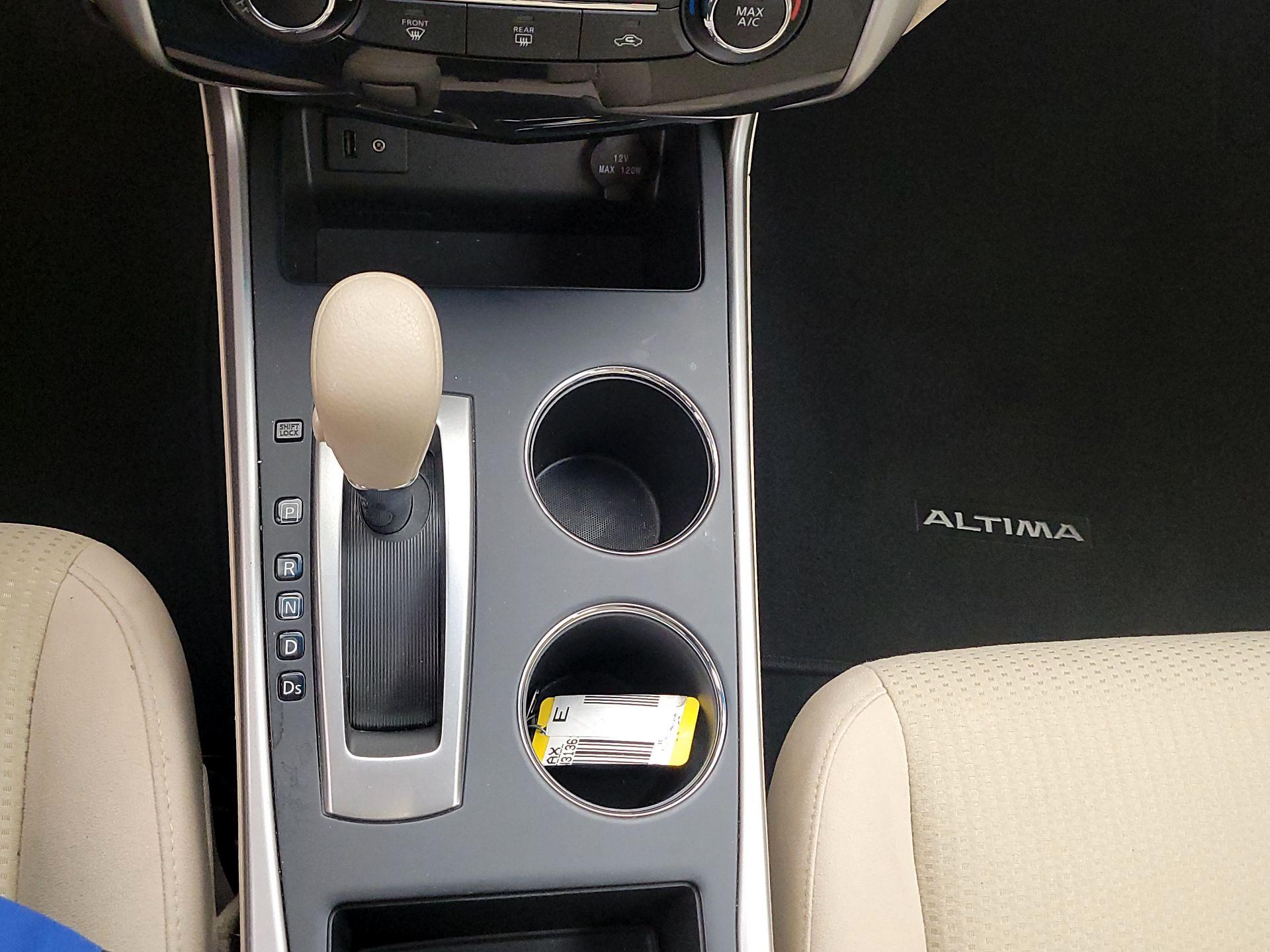 Thumbnail: 2015 Nissan Altima - 17