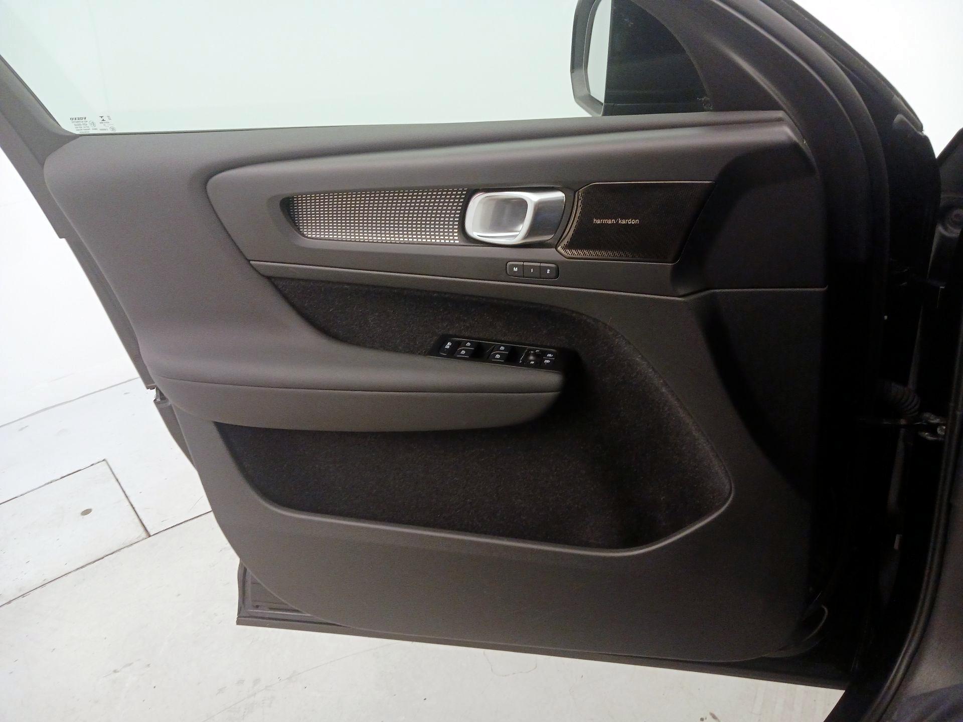 Thumbnail: 2021 Volvo XC40 - 12