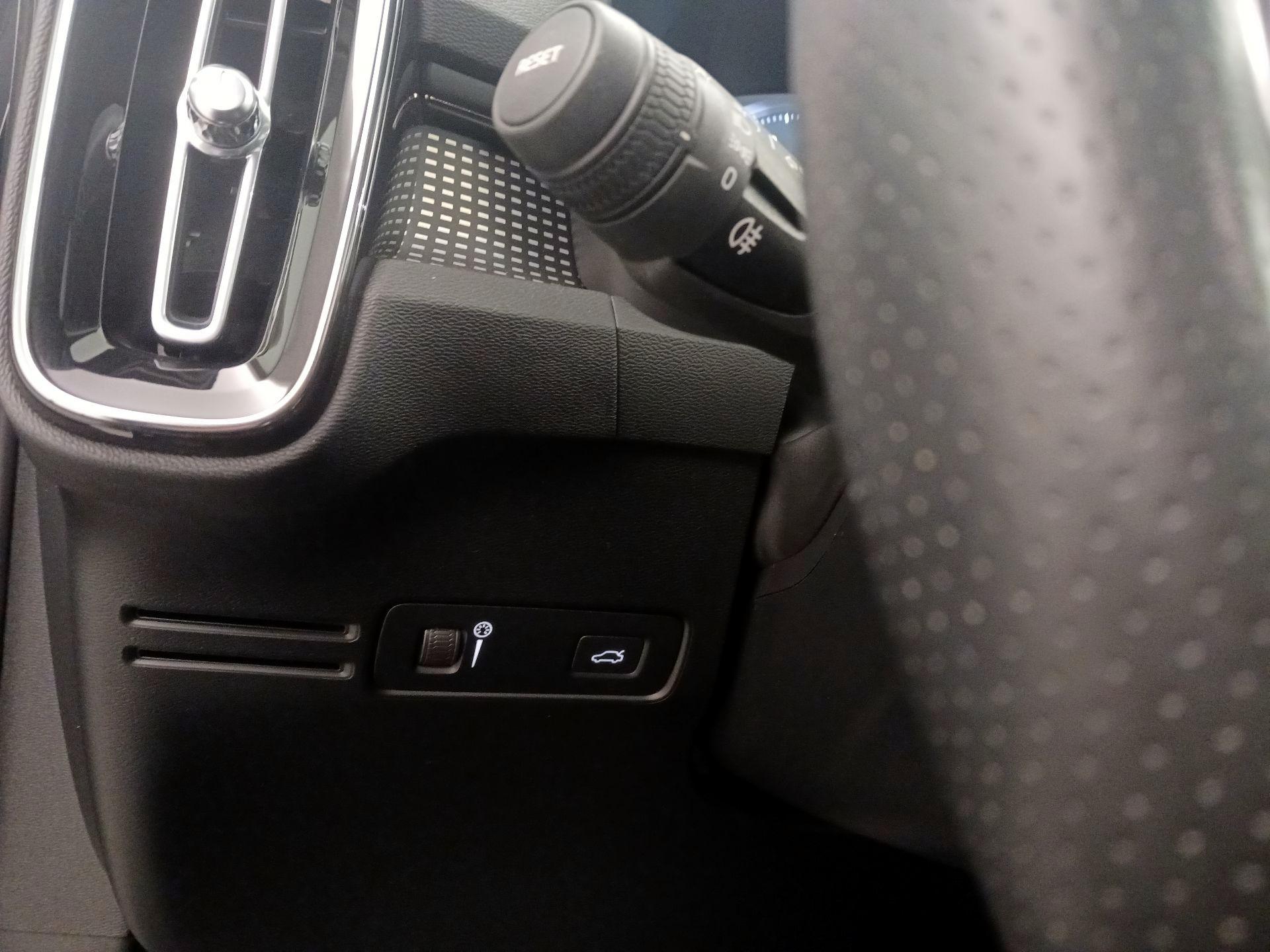 Thumbnail: 2021 Volvo XC40 - 13