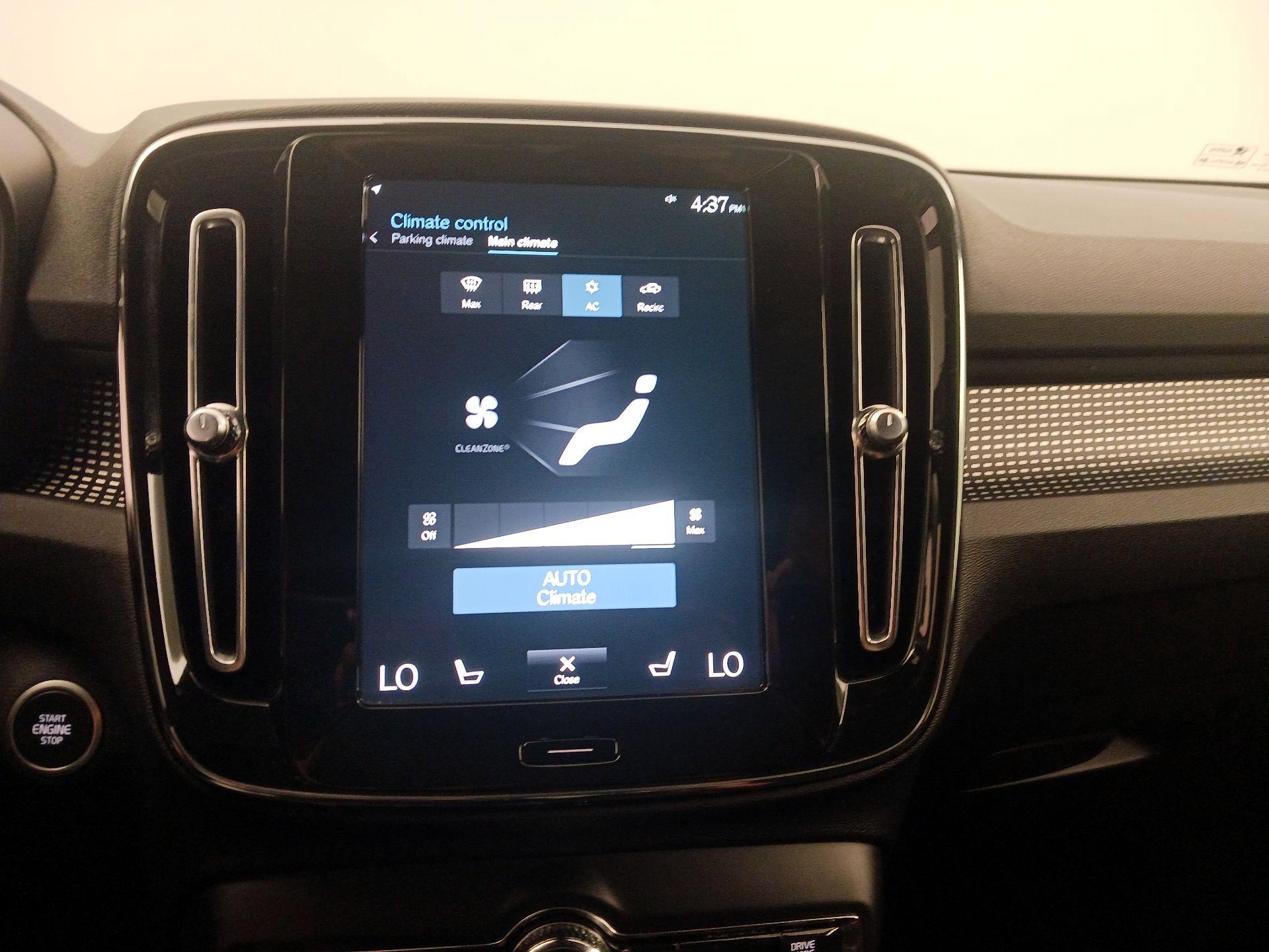 Thumbnail: 2021 Volvo XC40 - 16