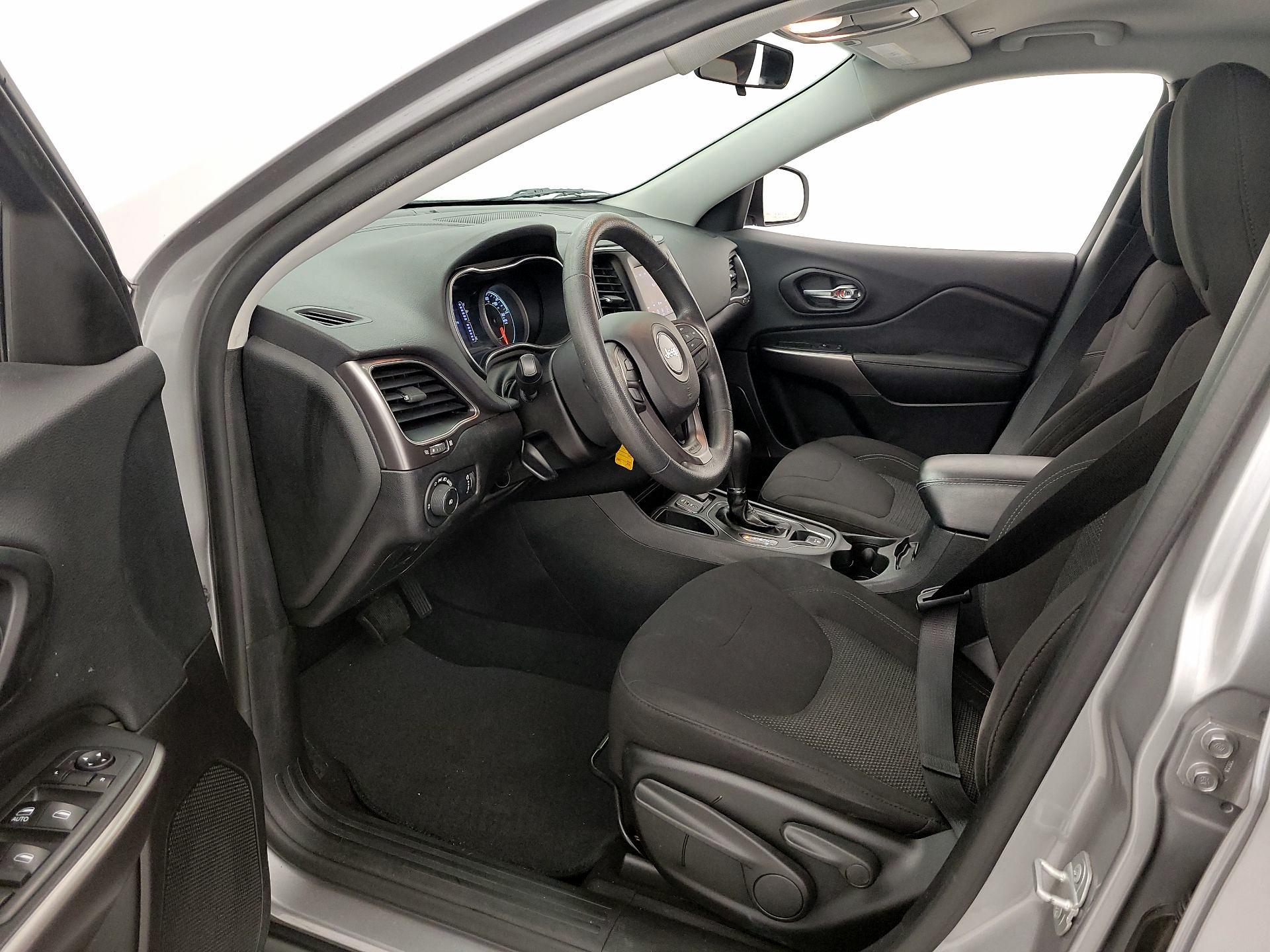Thumbnail: 2019 Jeep Cherokee - 11