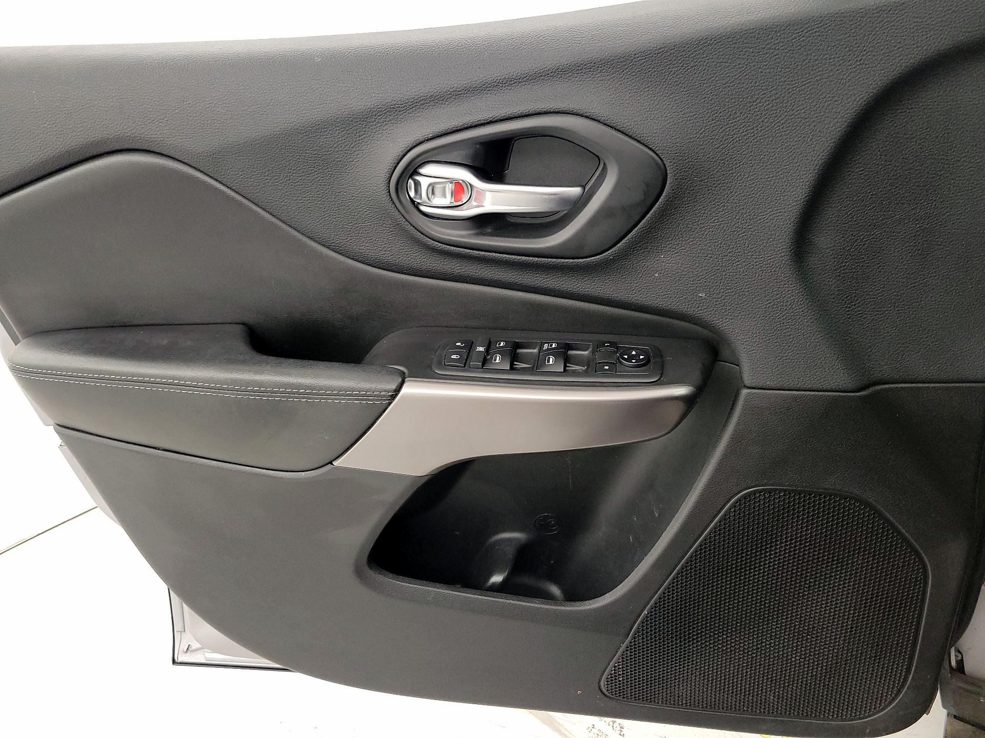 Thumbnail: 2019 Jeep Cherokee - 12