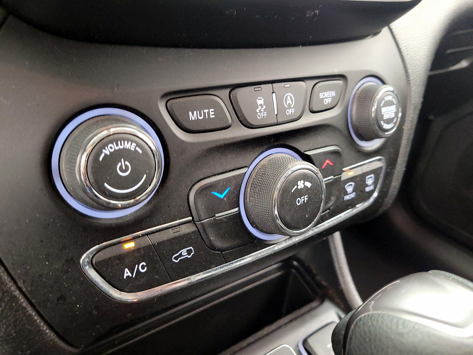 Thumbnail: 2019 Jeep Cherokee - 16
