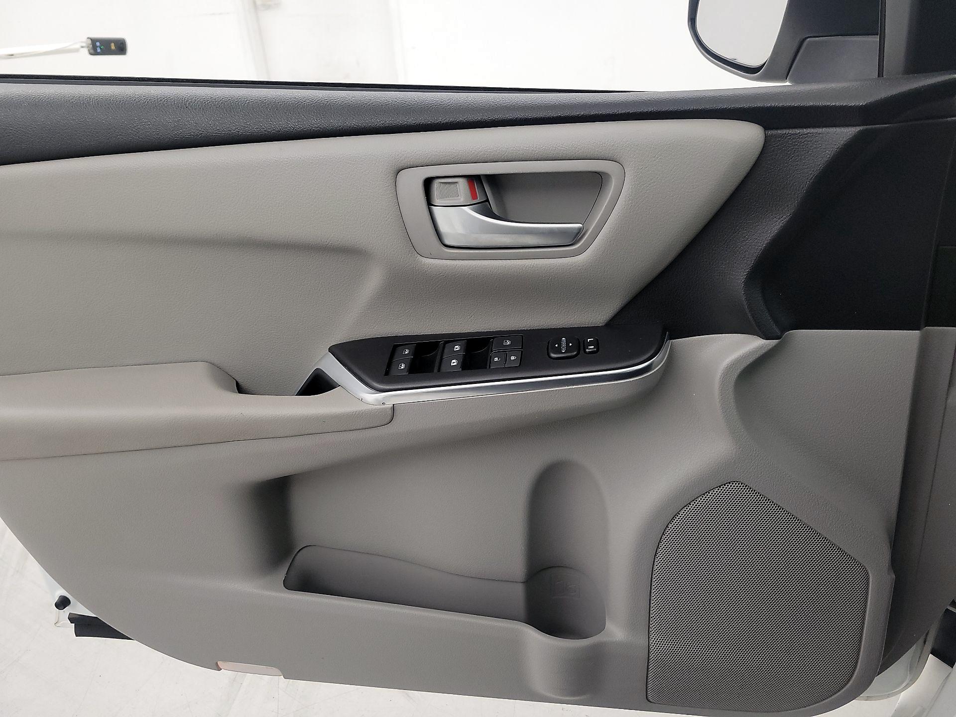 Thumbnail: 2016 Toyota Camry - 12