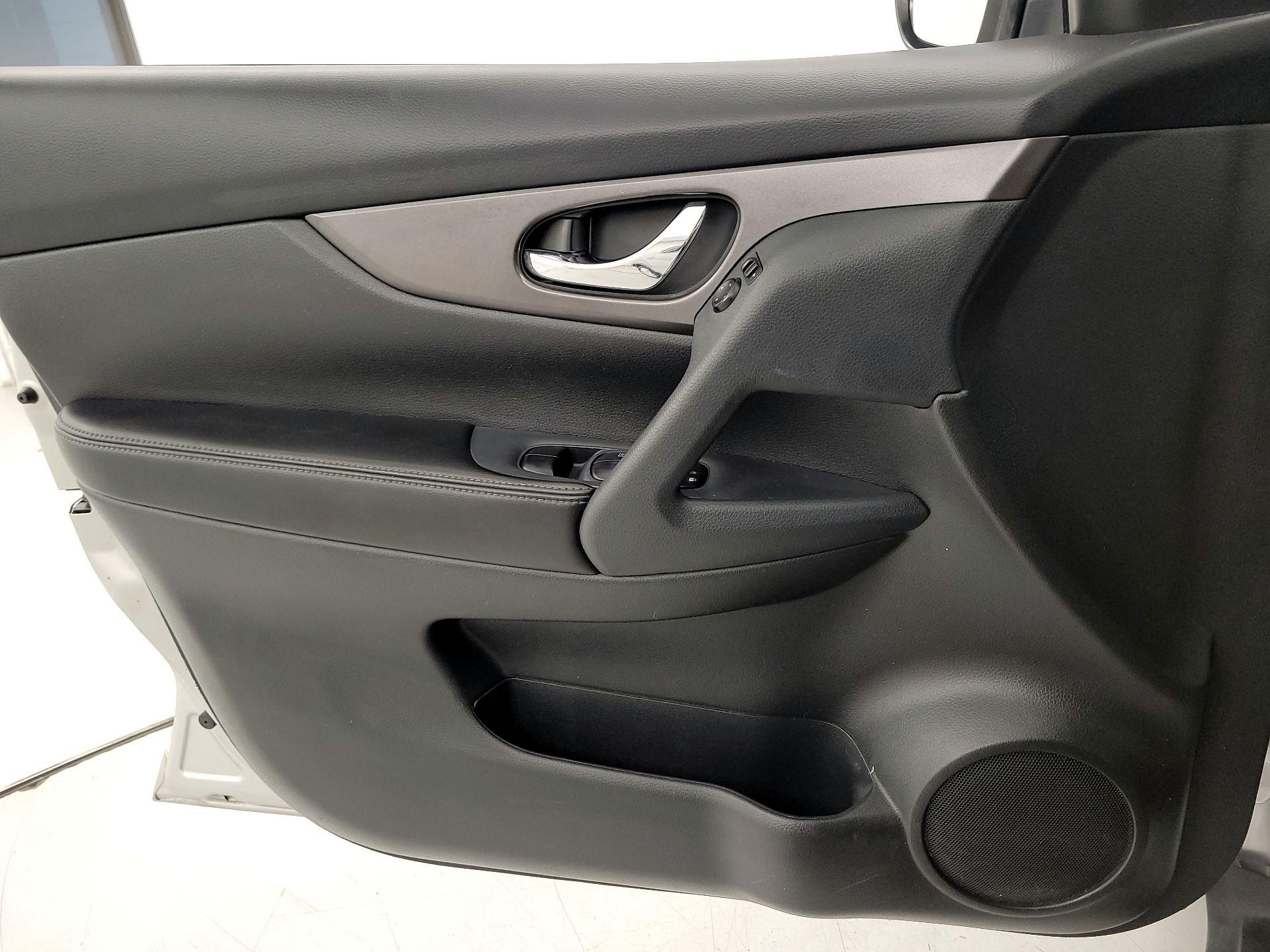 Thumbnail: 2016 Nissan Rogue - 12