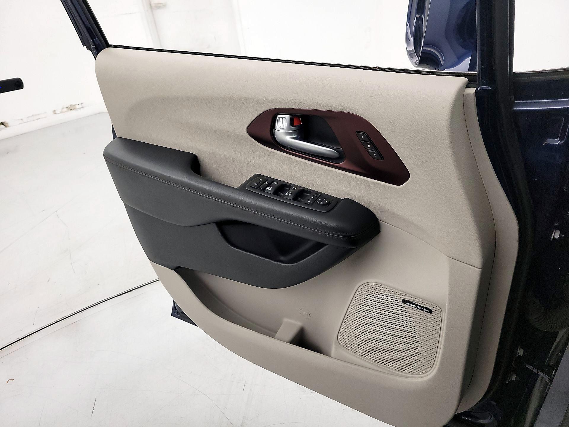 Thumbnail: 2018 Chrysler Pacifica - 12