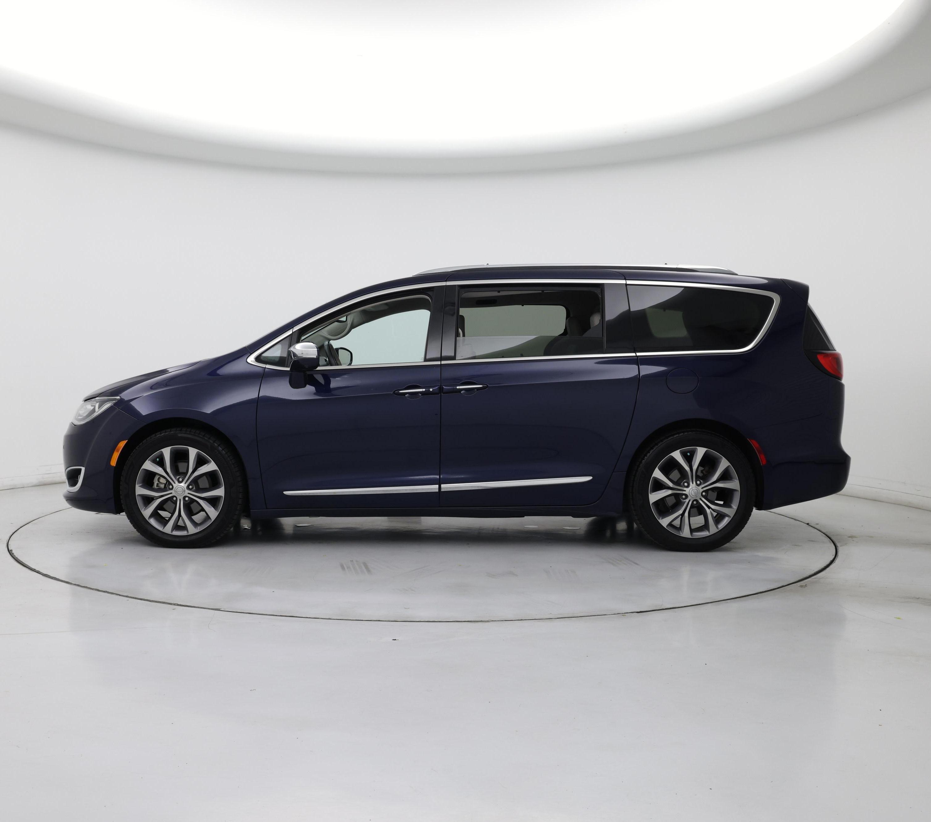 Thumbnail: 2018 Chrysler Pacifica - 3