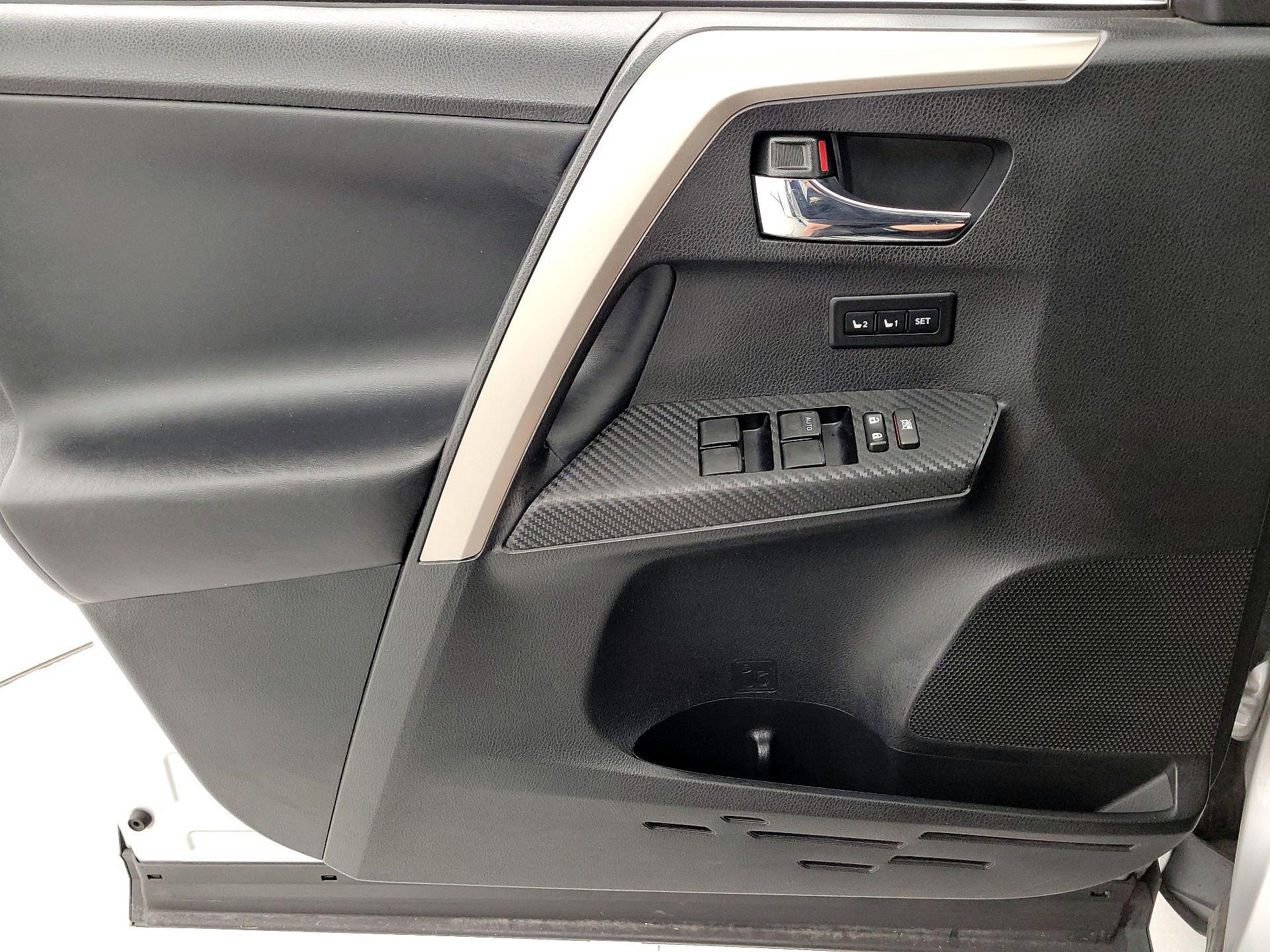 Thumbnail: 2015 Toyota RAV4 - 12