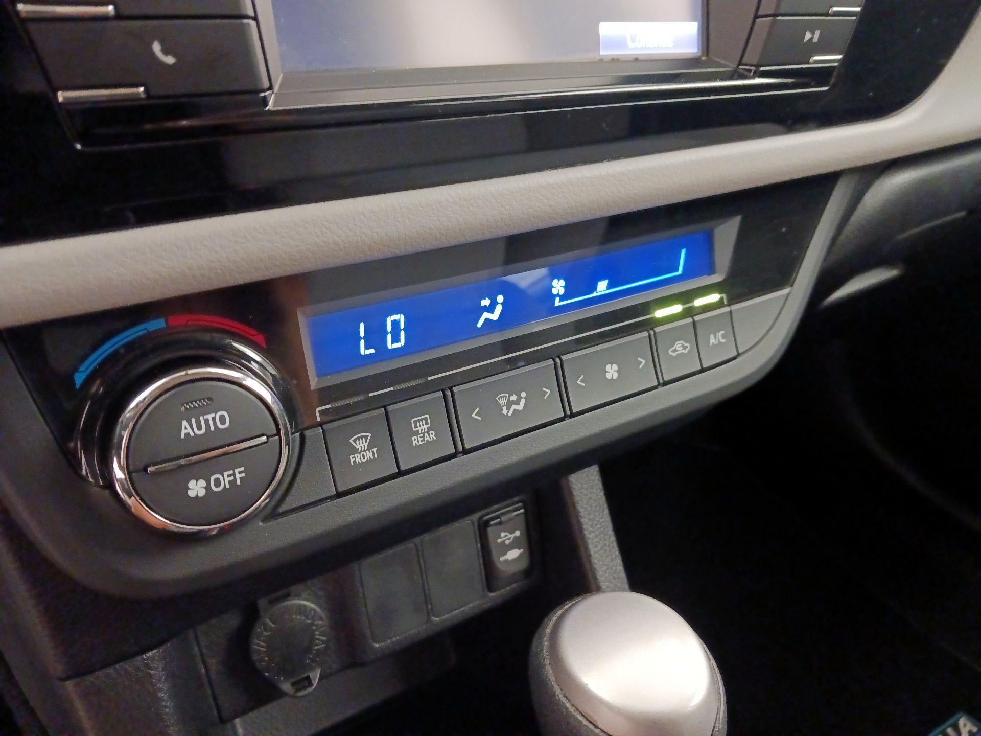 Thumbnail: 2015 Toyota Corolla - 16