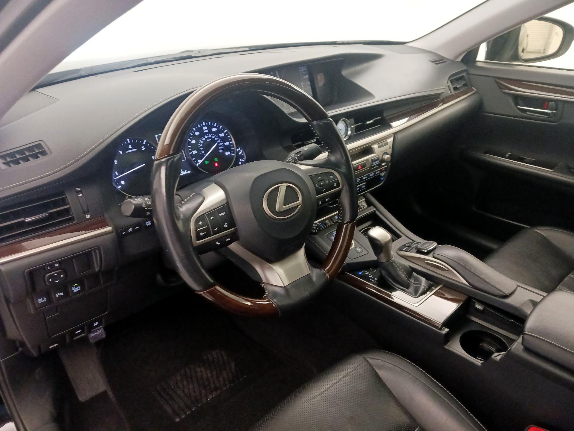 Thumbnail: 2016 Lexus ES - 9