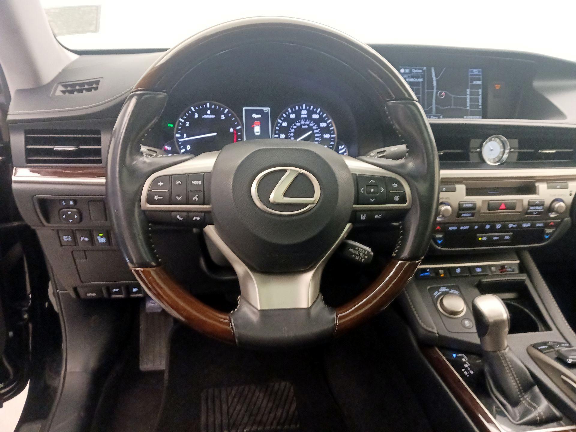Thumbnail: 2016 Lexus ES - 10