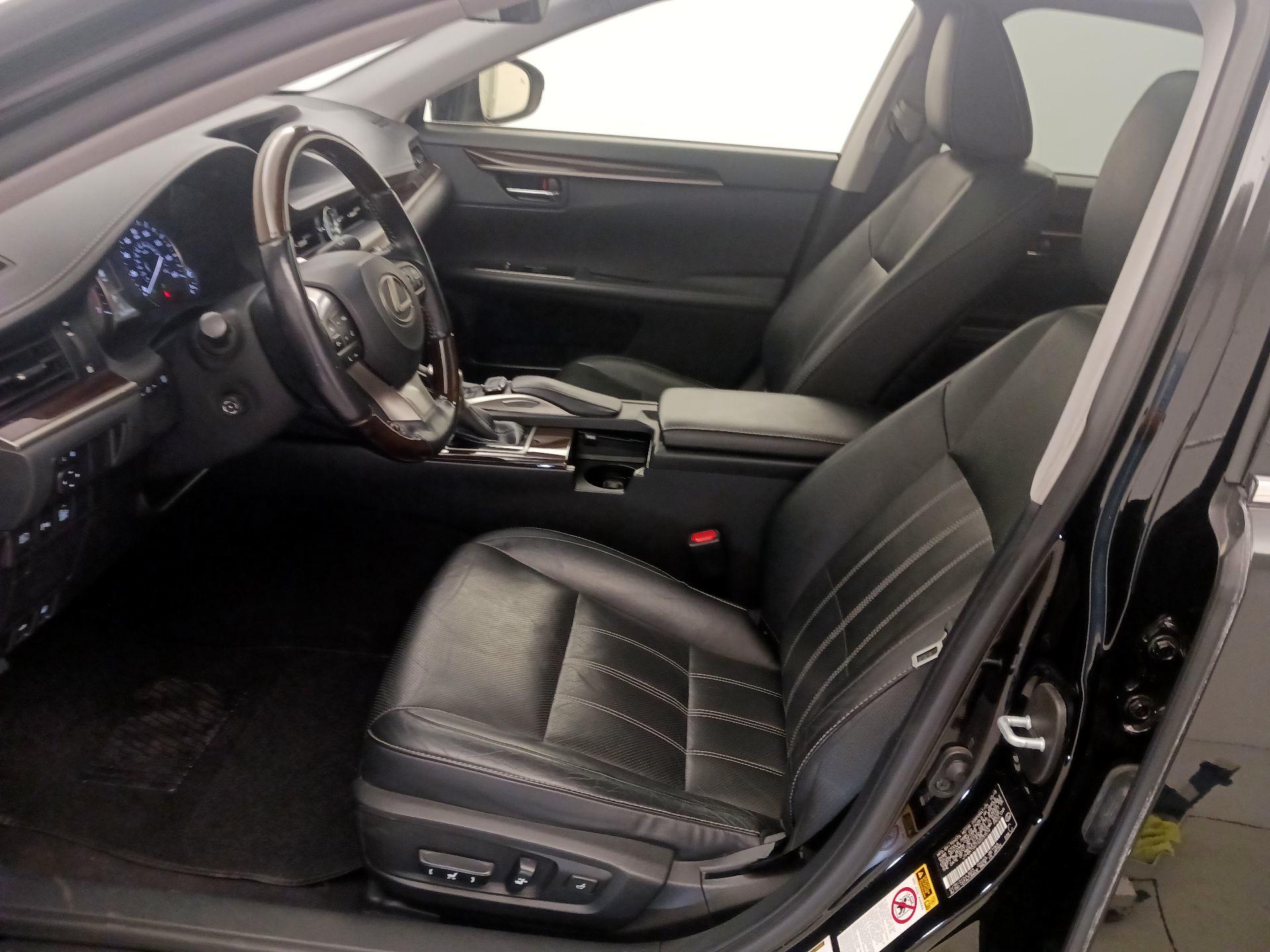 Thumbnail: 2016 Lexus ES - 11