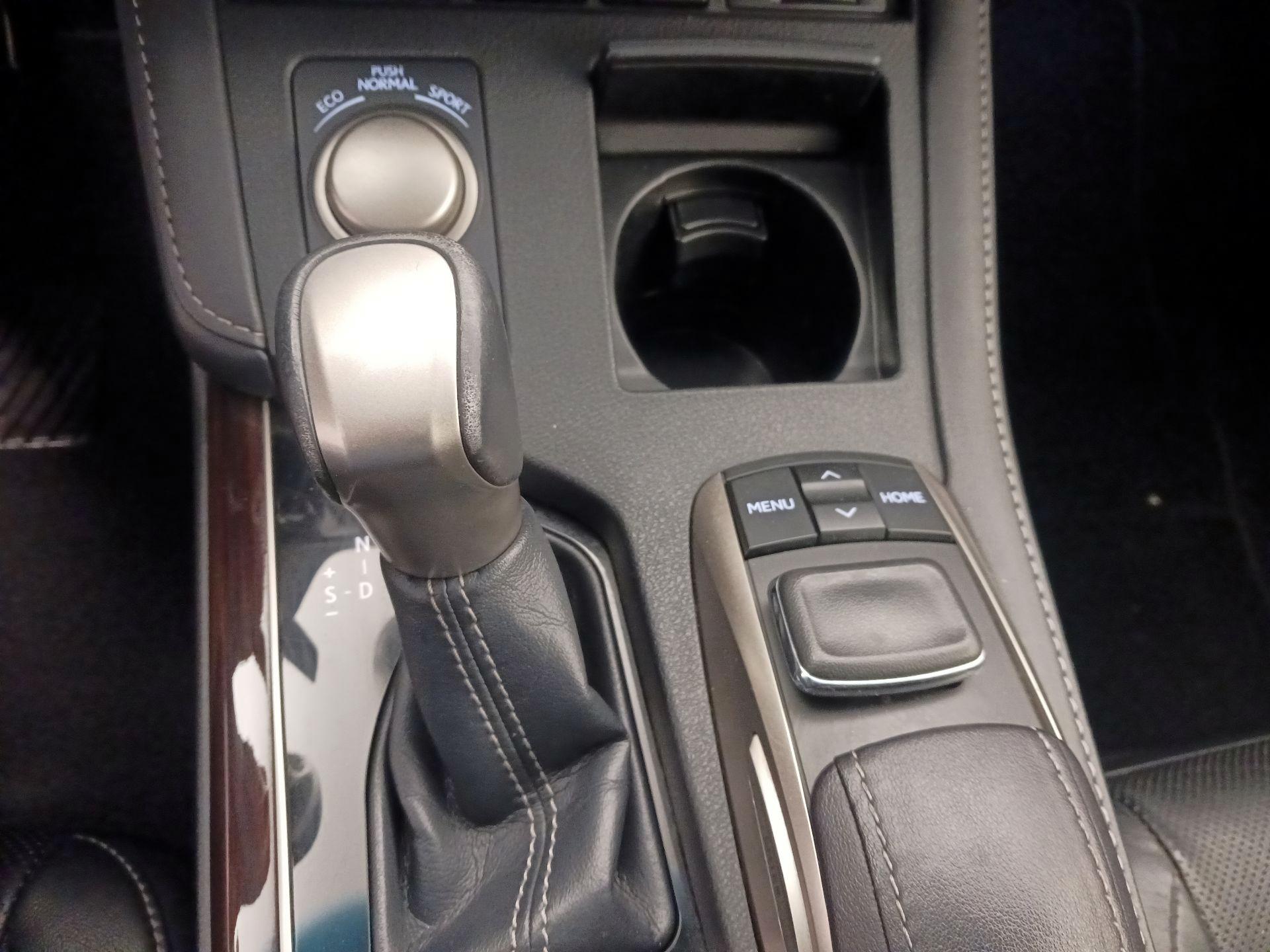 Thumbnail: 2016 Lexus ES - 18
