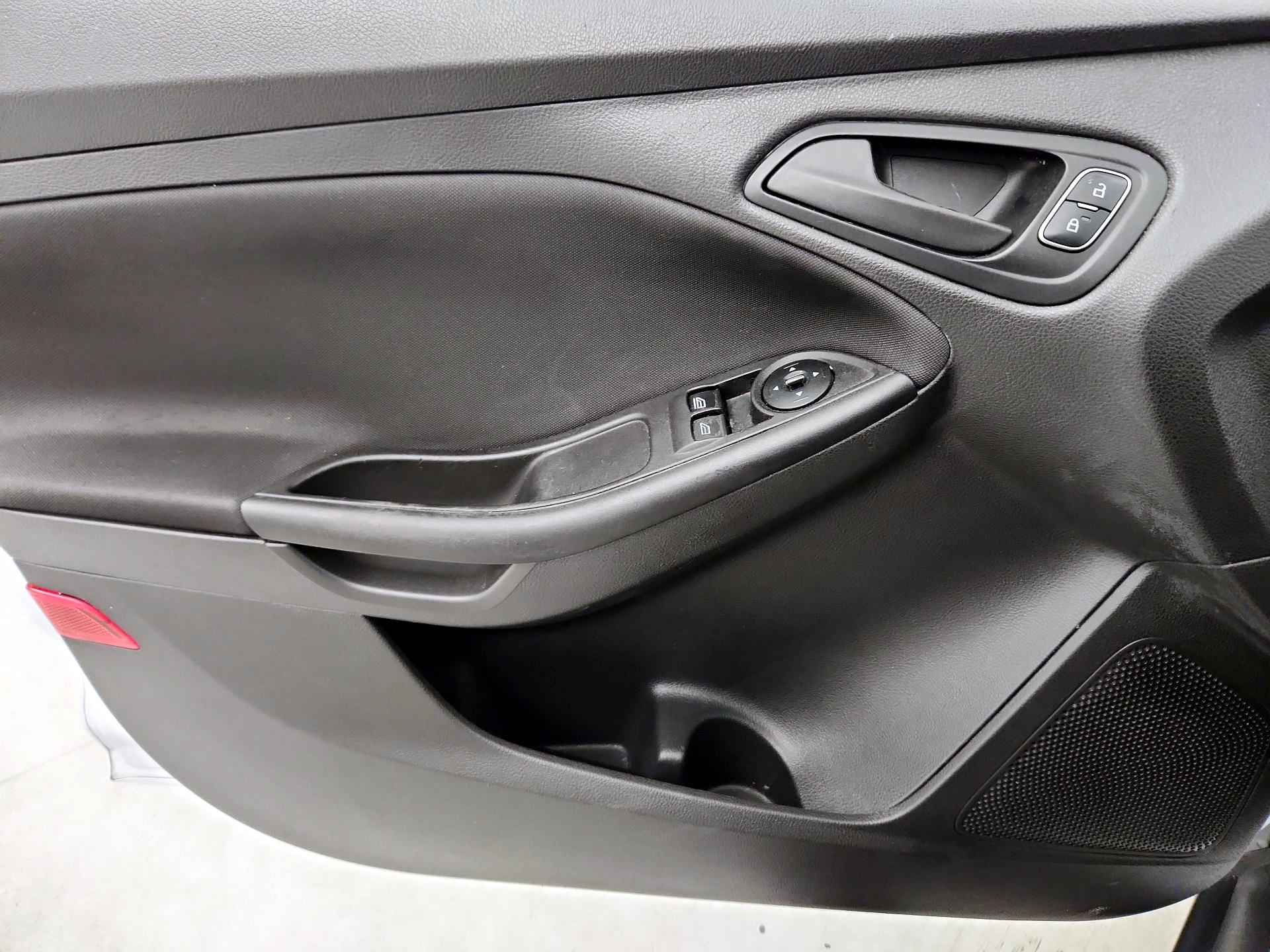 Thumbnail: 2015 Ford Focus - 12