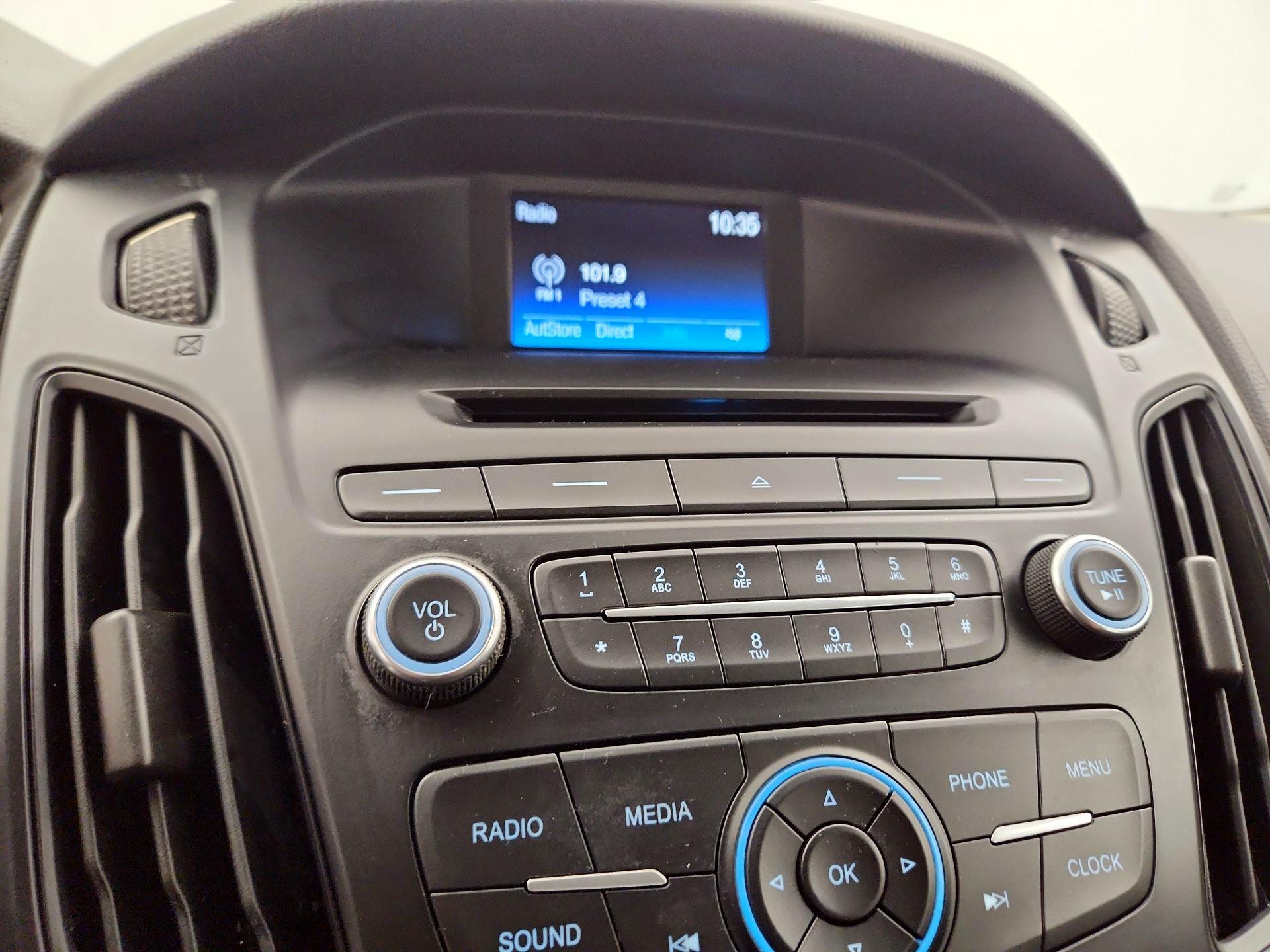 Thumbnail: 2015 Ford Focus - 15