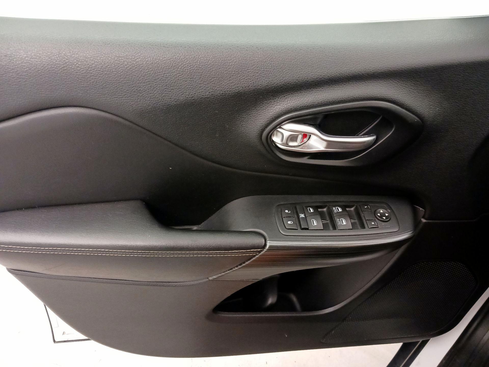 Thumbnail: 2015 Jeep Cherokee - 12