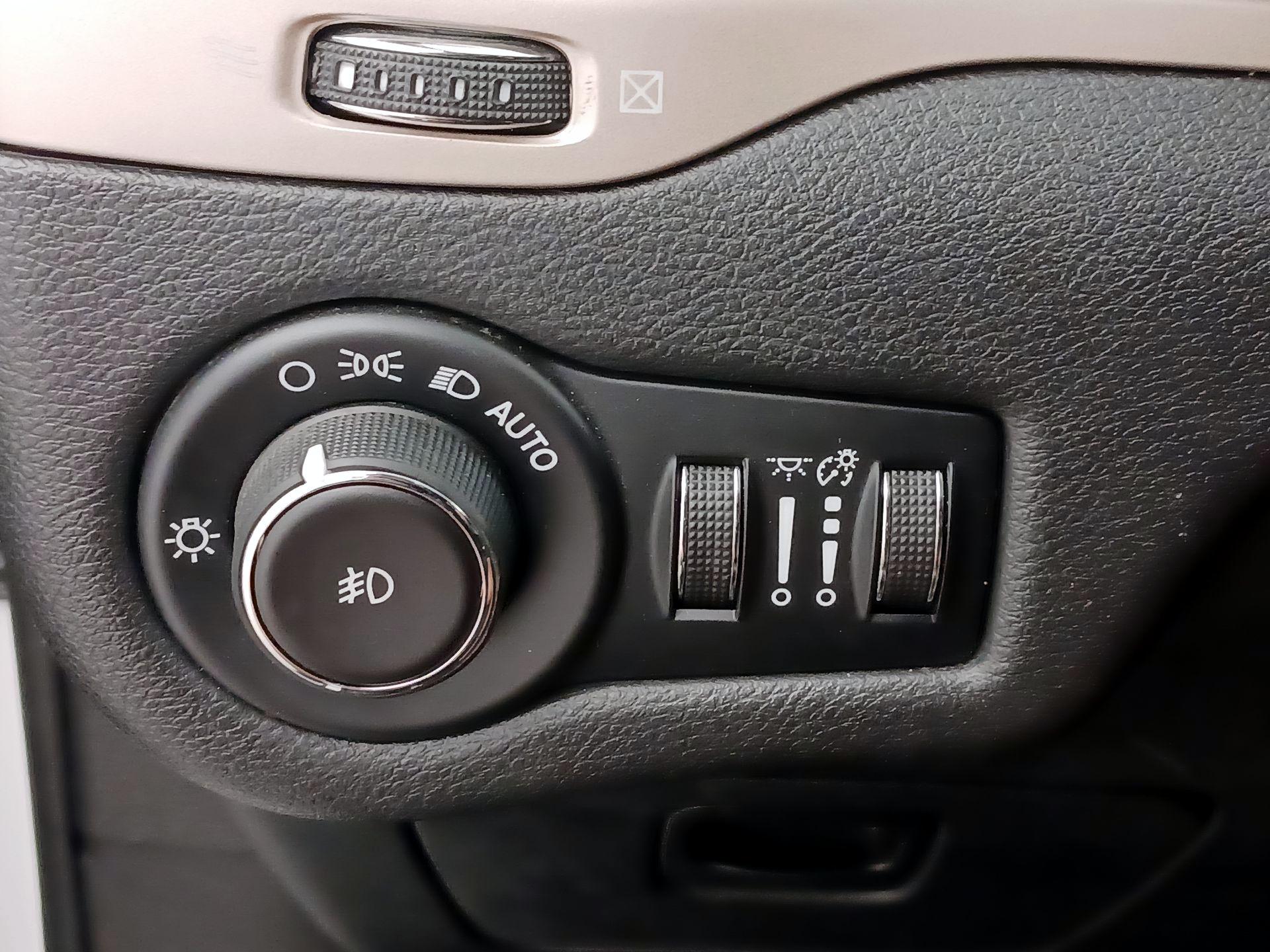 Thumbnail: 2015 Jeep Cherokee - 13