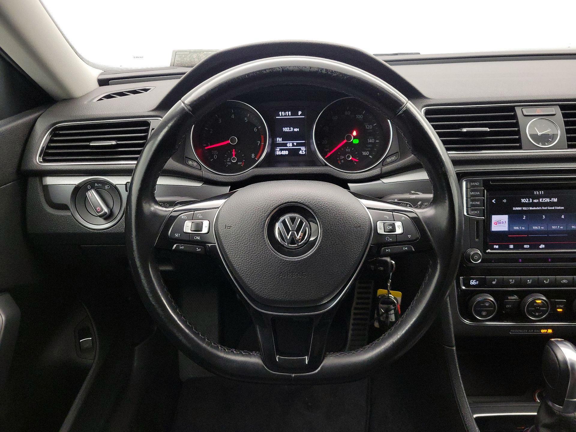 Thumbnail: 2017 Volkswagen Passat - 10