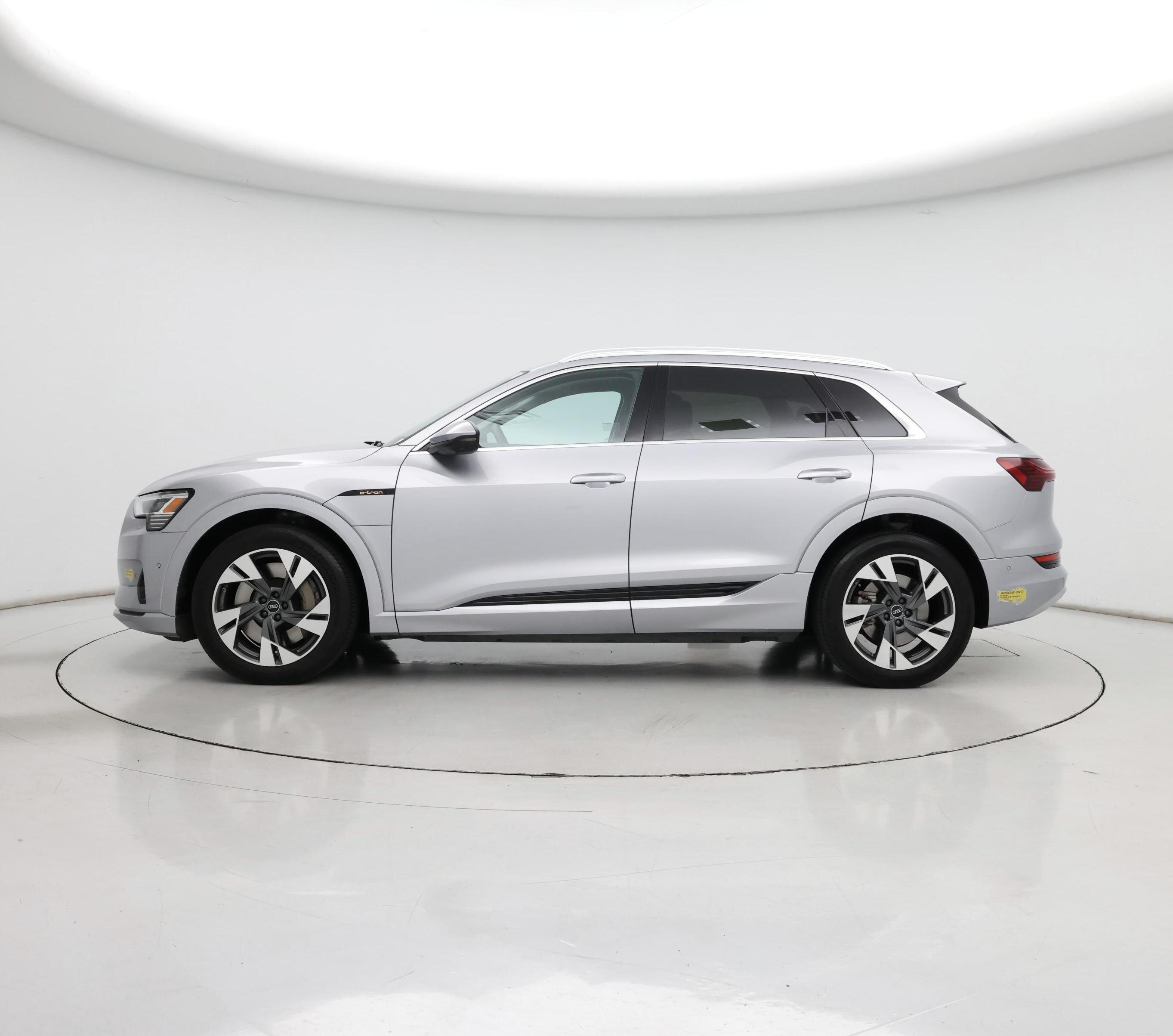 Thumbnail: 2022 Audi e-tron - 3