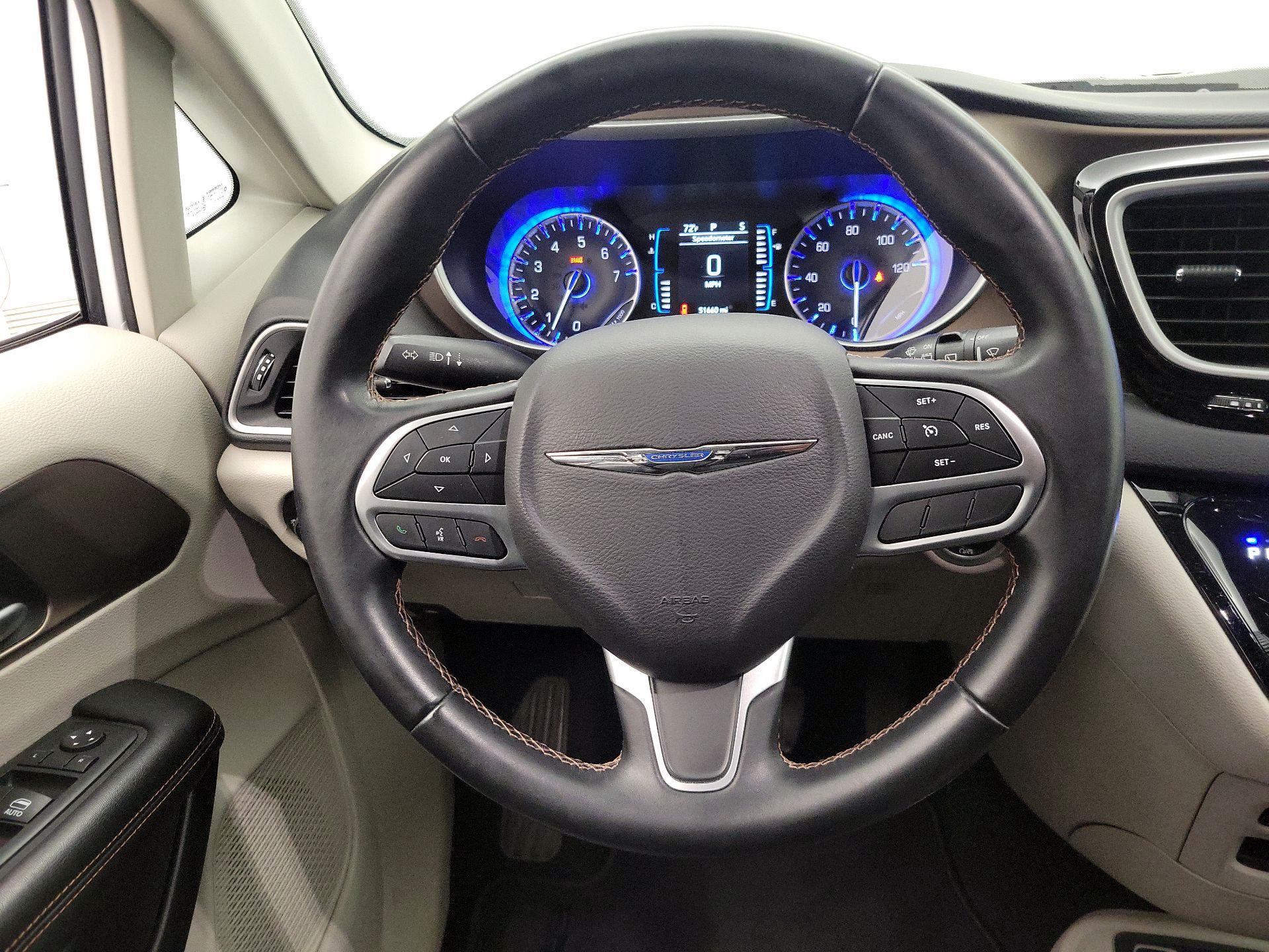 Thumbnail: 2017 Chrysler Pacifica - 10