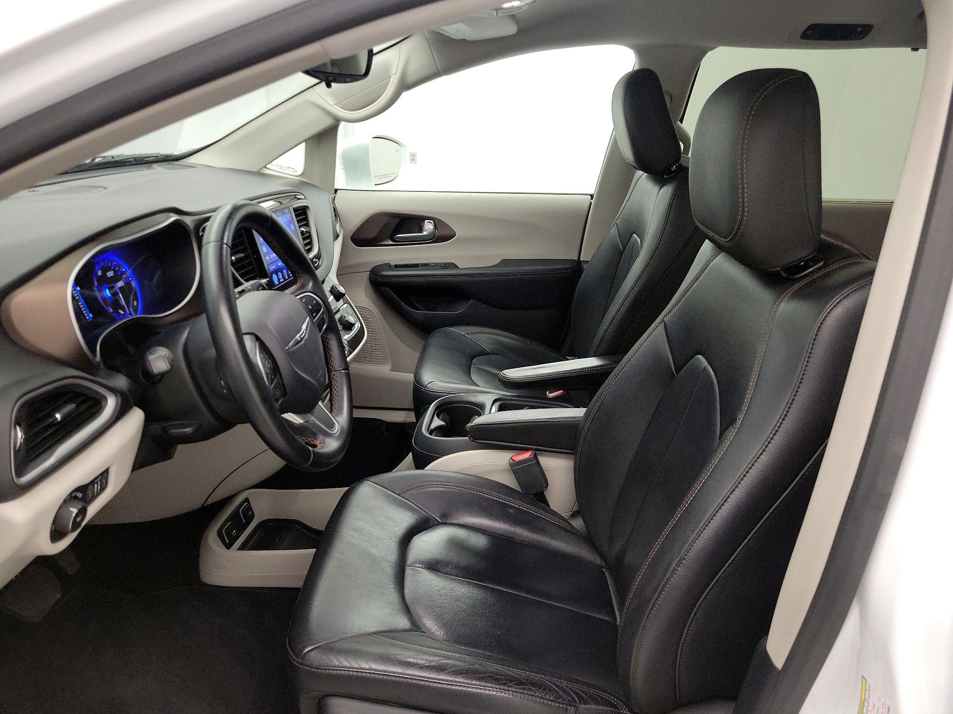 Thumbnail: 2017 Chrysler Pacifica - 11