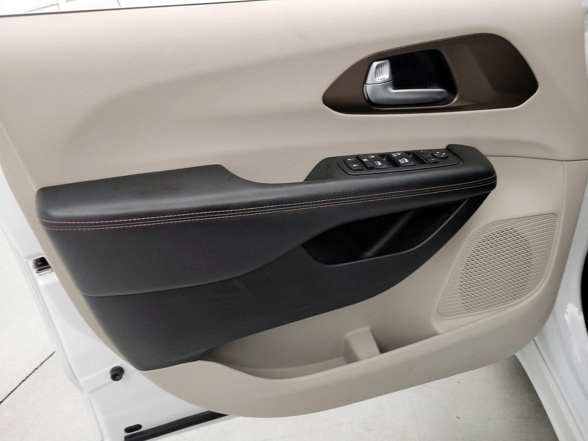 Thumbnail: 2017 Chrysler Pacifica - 12