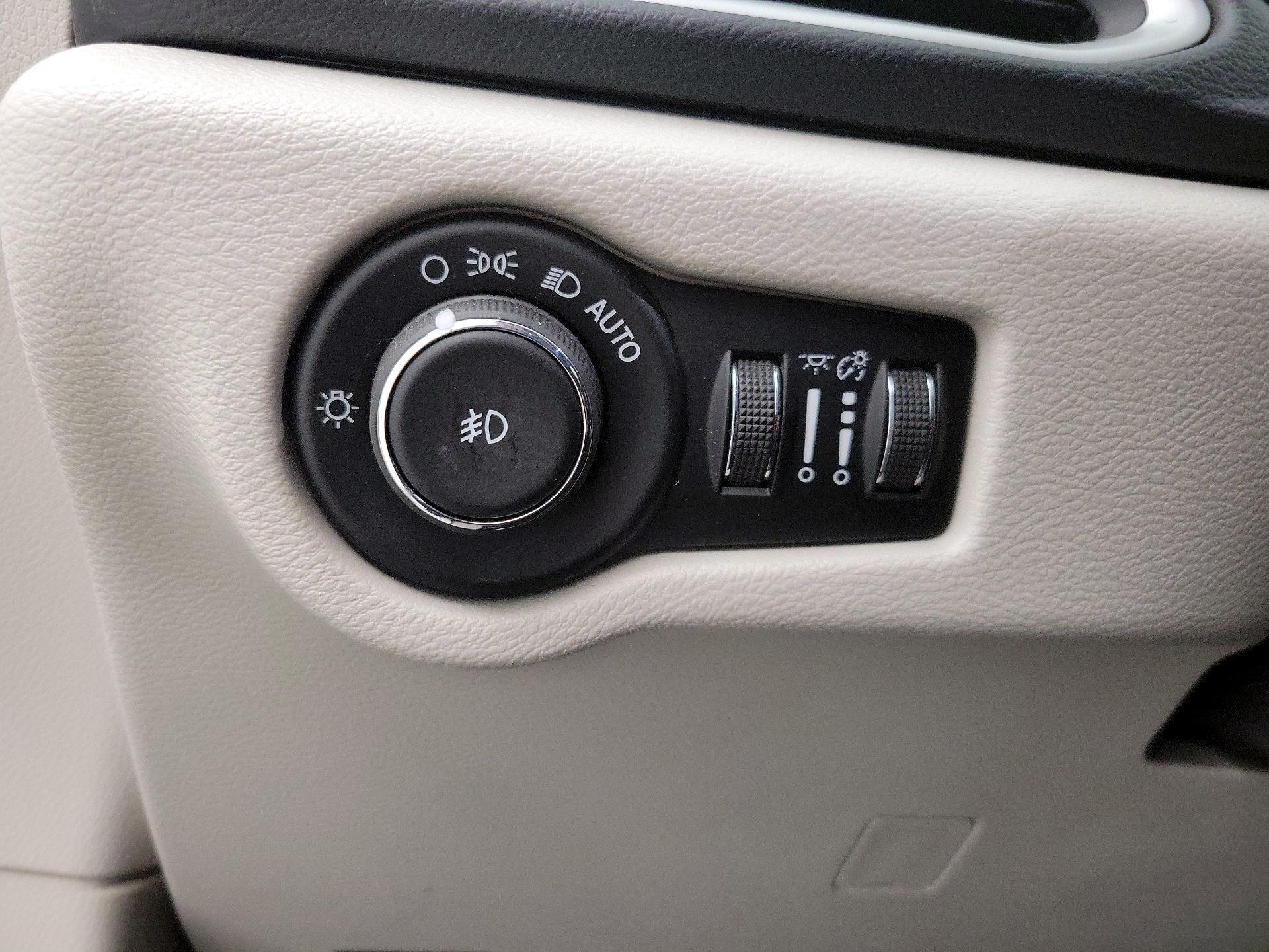 Thumbnail: 2017 Chrysler Pacifica - 13