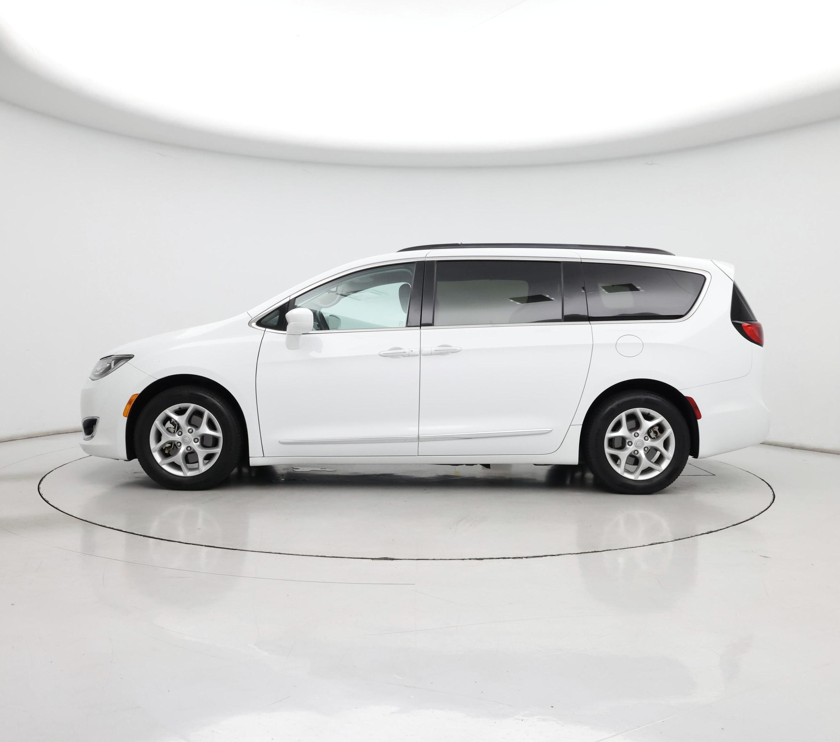 Thumbnail: 2017 Chrysler Pacifica - 3
