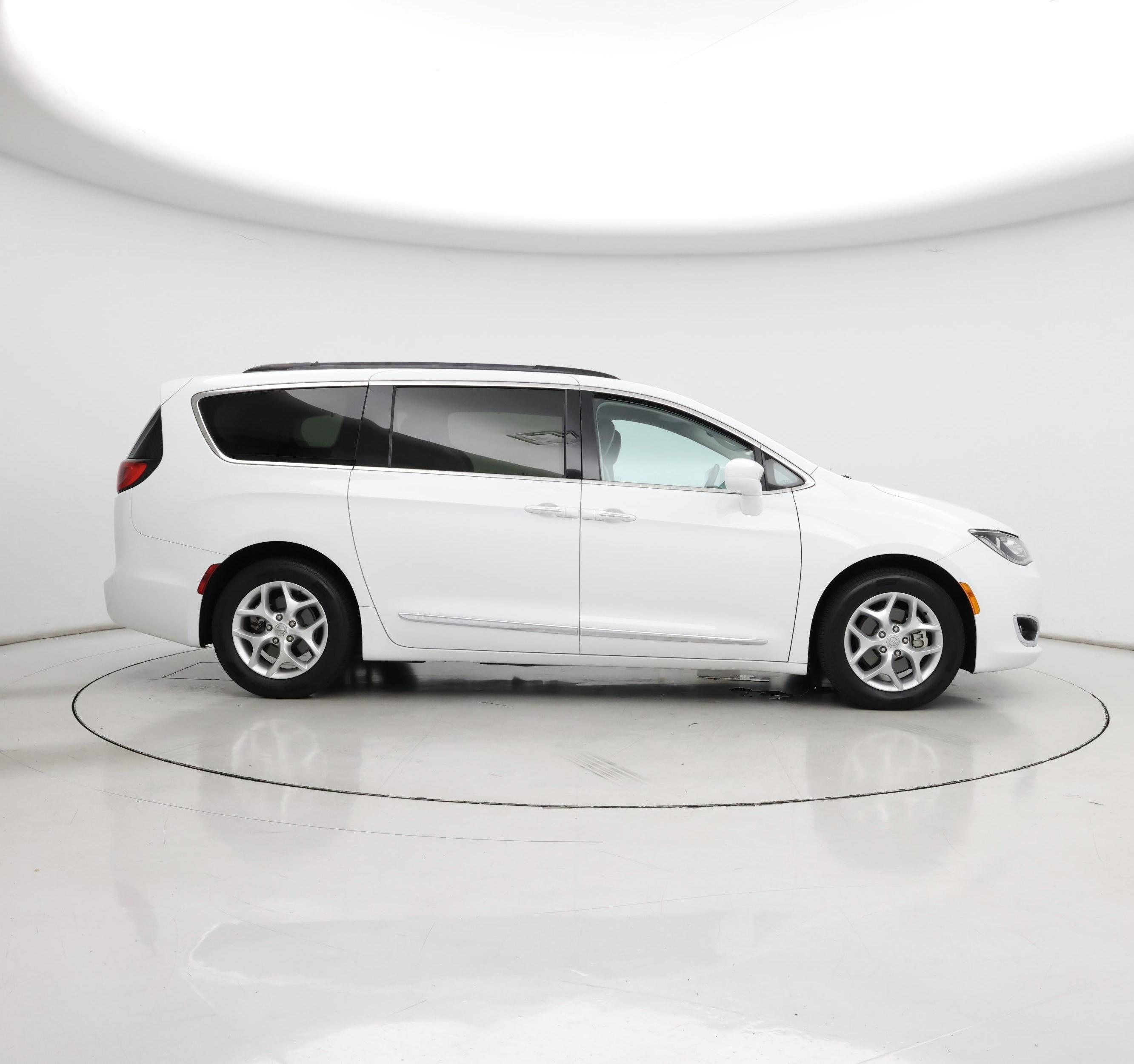 Thumbnail: 2017 Chrysler Pacifica - 7