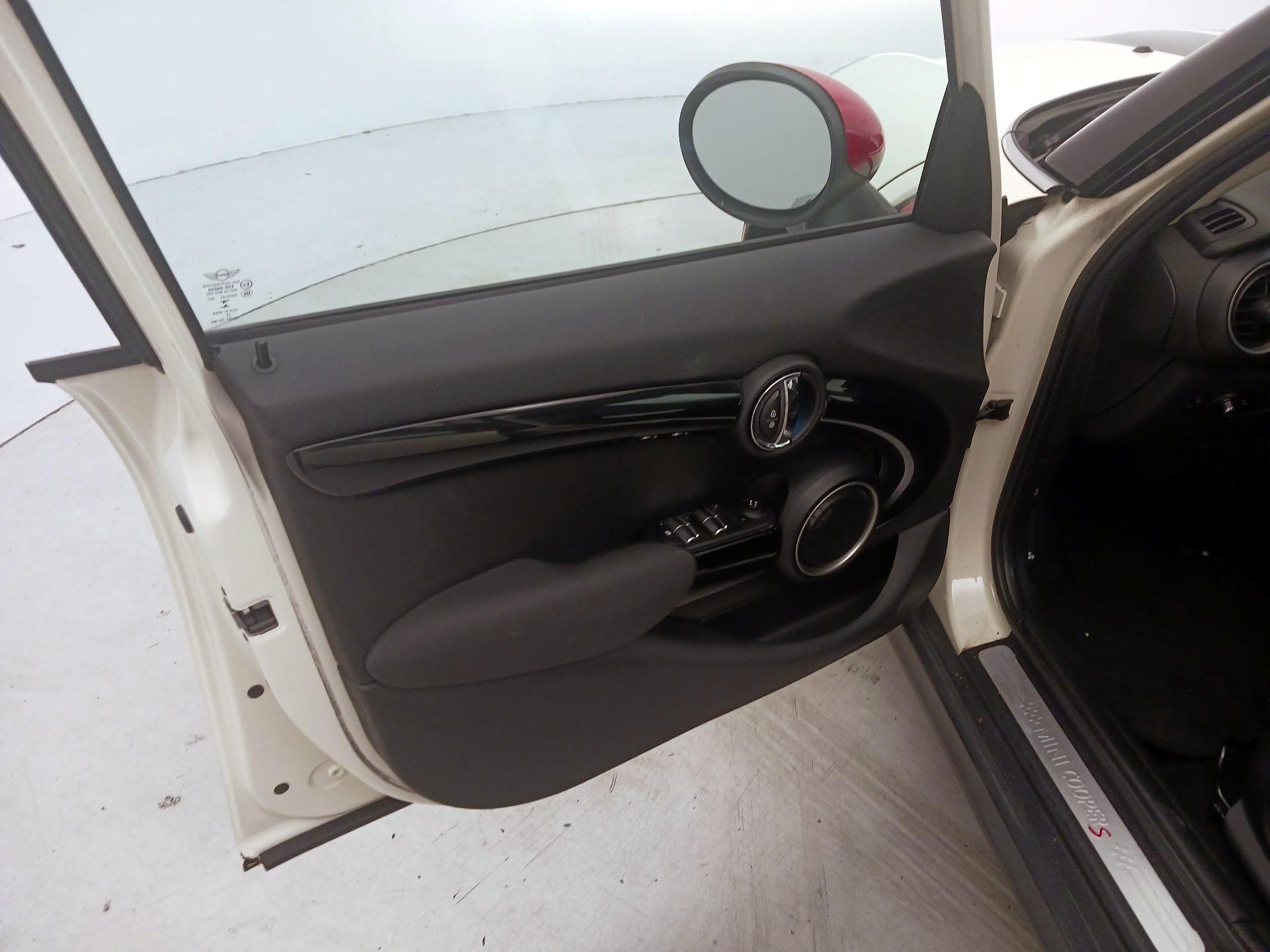 Thumbnail: 2015 MINI Cooper Hardtop - 12