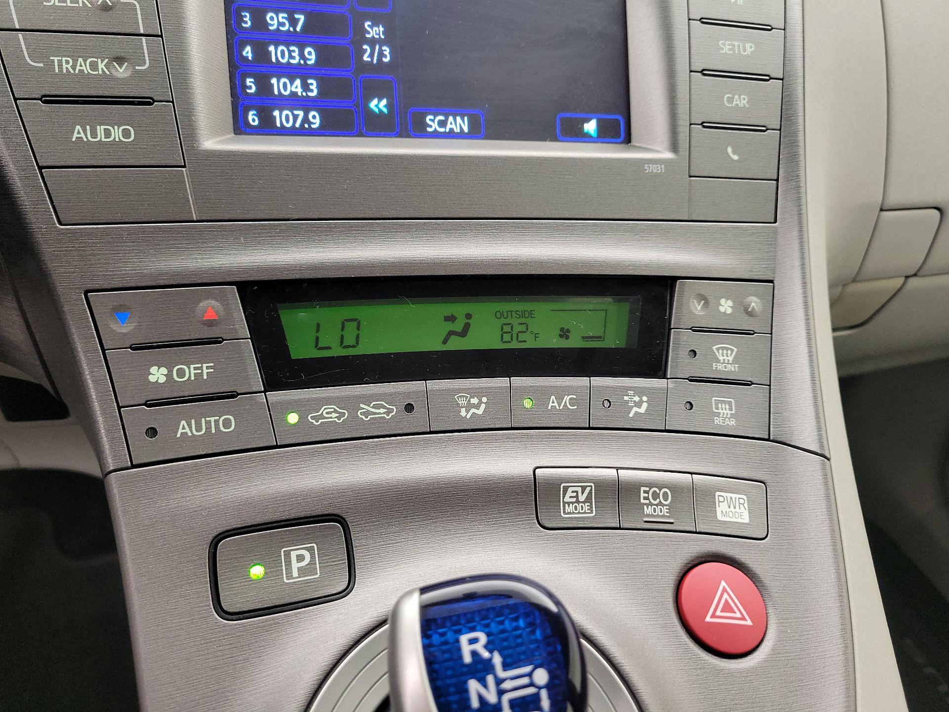 Thumbnail: 2015 Toyota Prius - 16