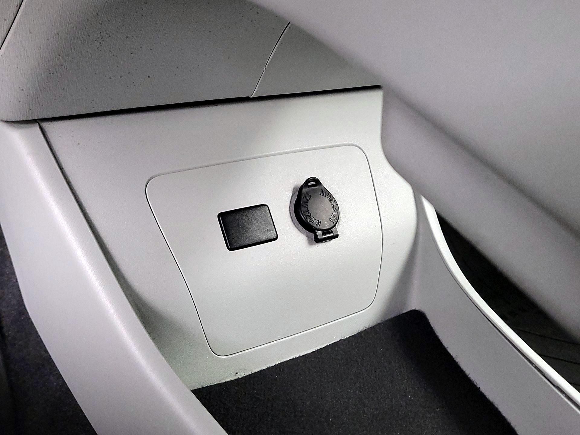 Thumbnail: 2015 Toyota Prius - 18