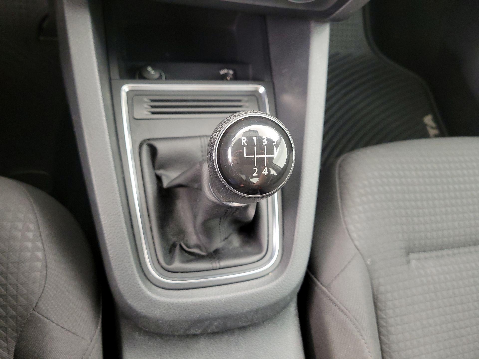 Thumbnail: 2015 Volkswagen Jetta - 16