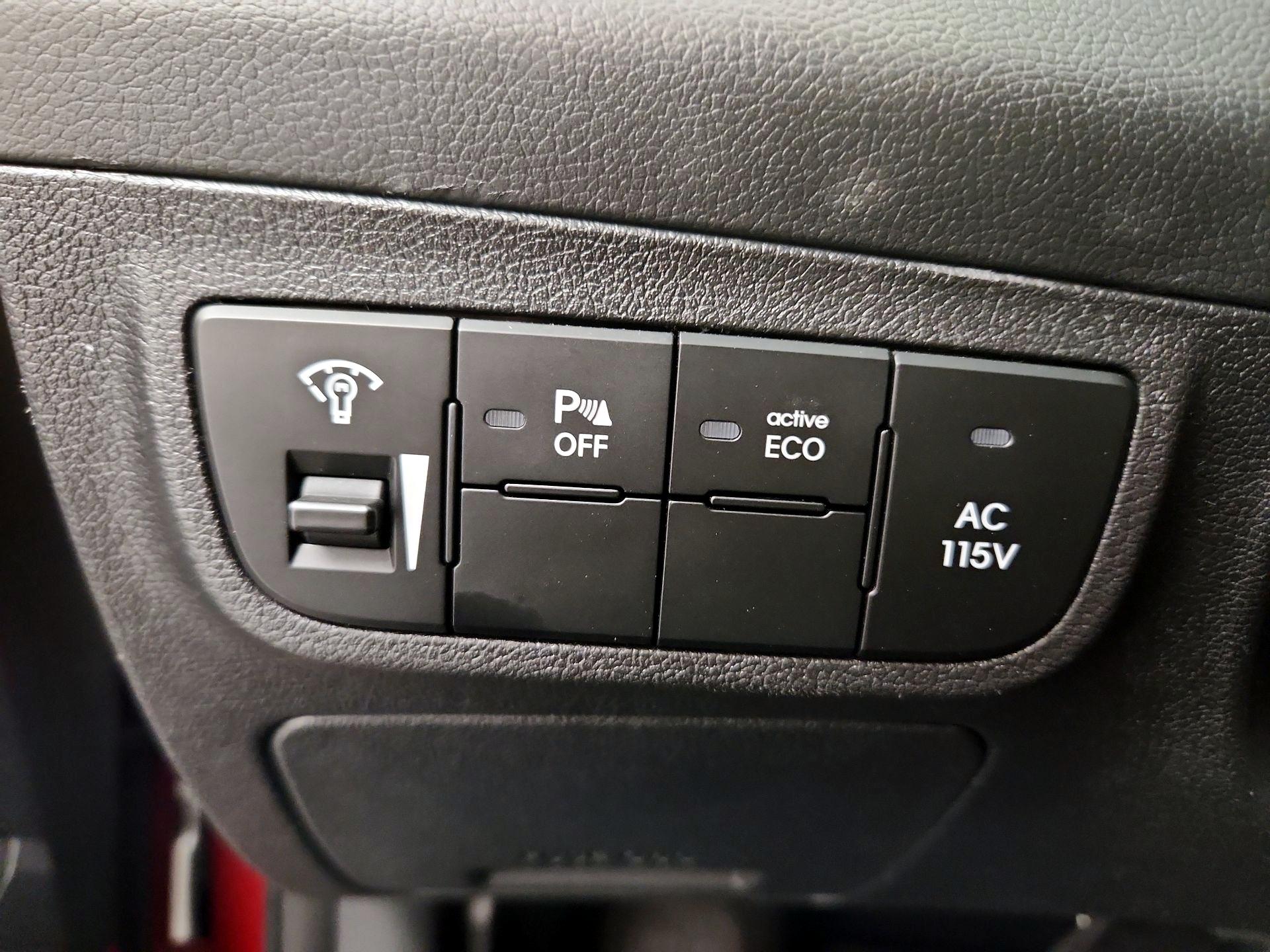 Thumbnail: 2013 Hyundai Veloster - 13