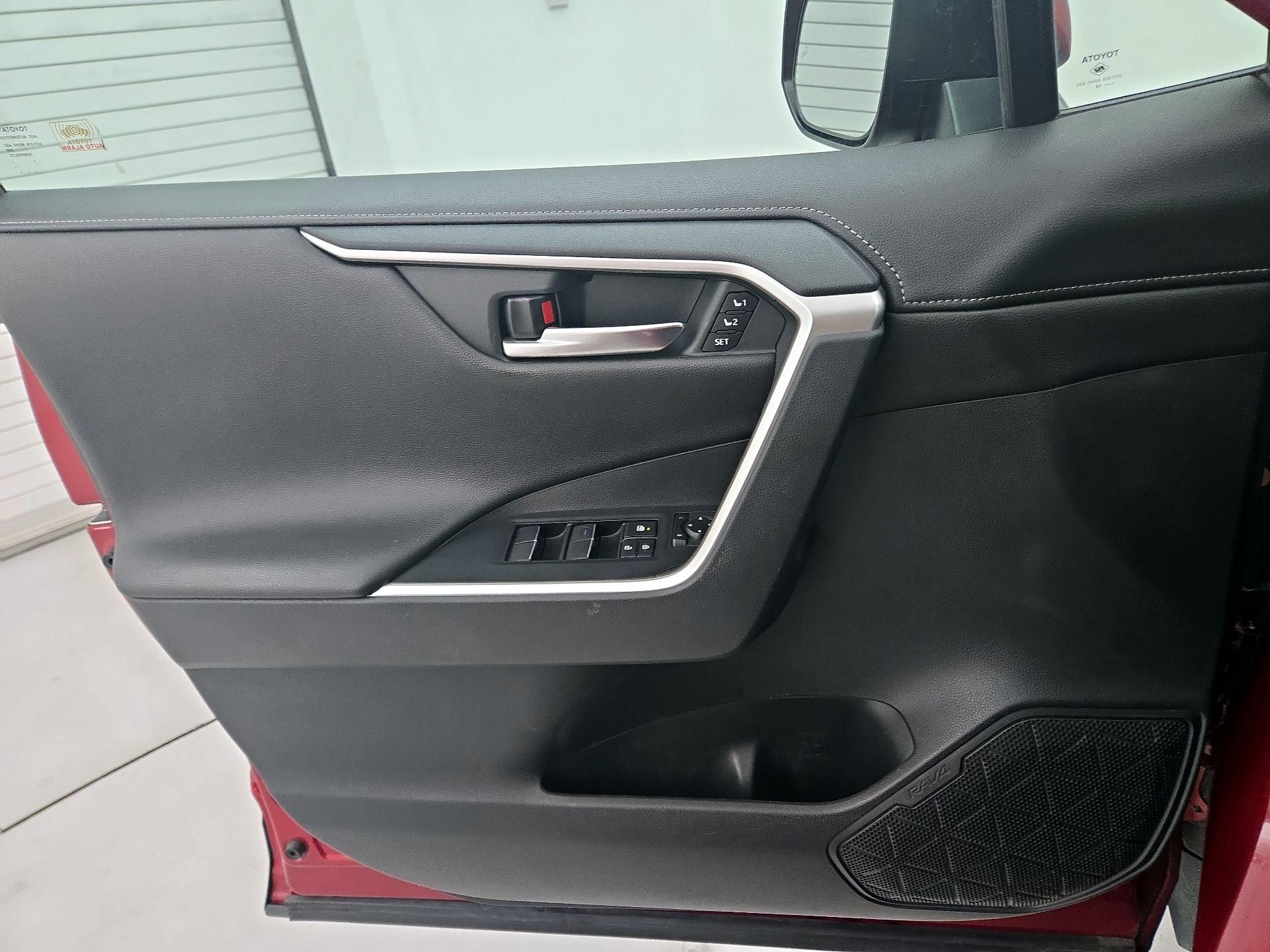 Thumbnail: 2019 Toyota RAV4 - 12