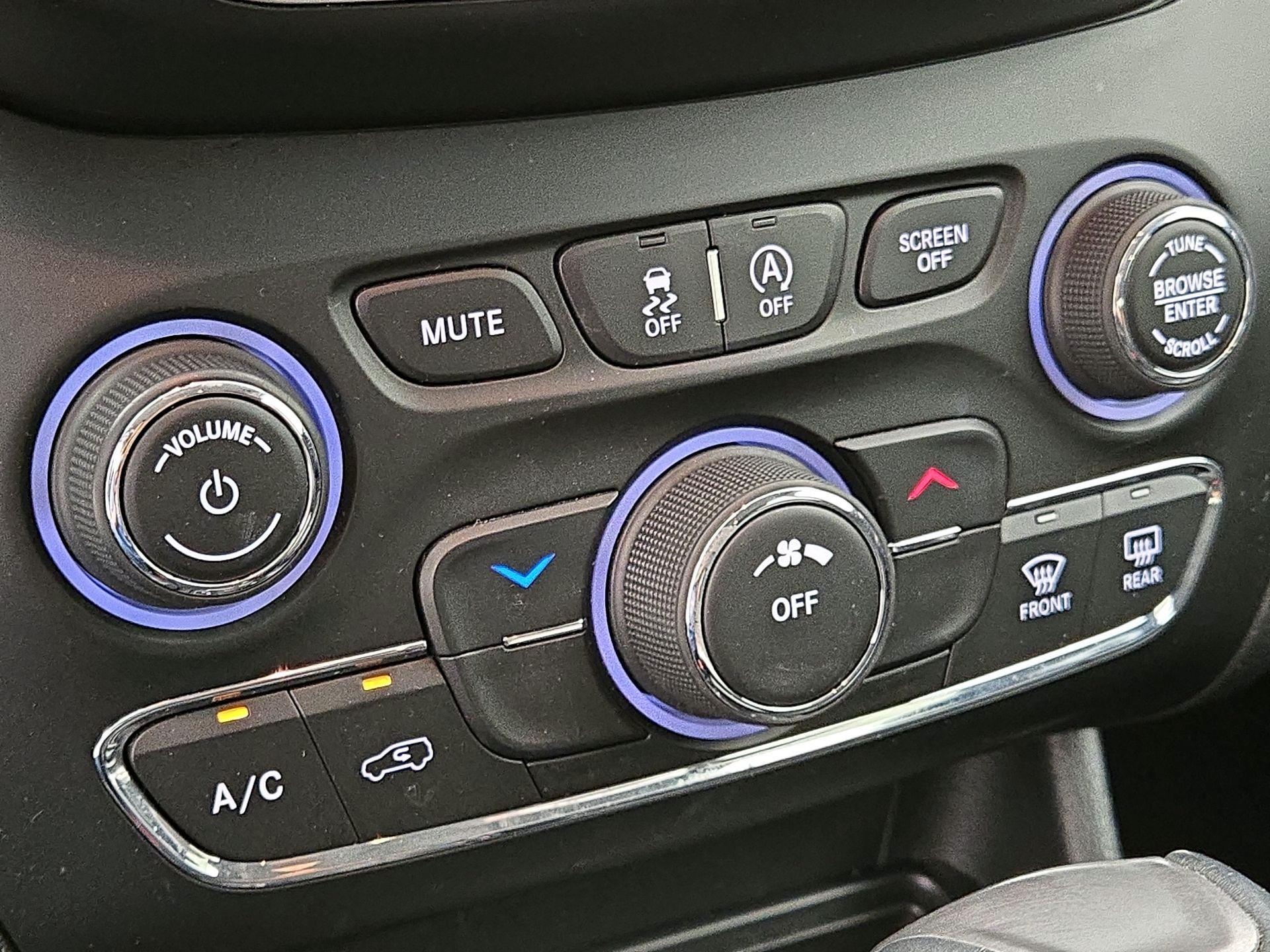 Thumbnail: 2019 Jeep Cherokee - 16