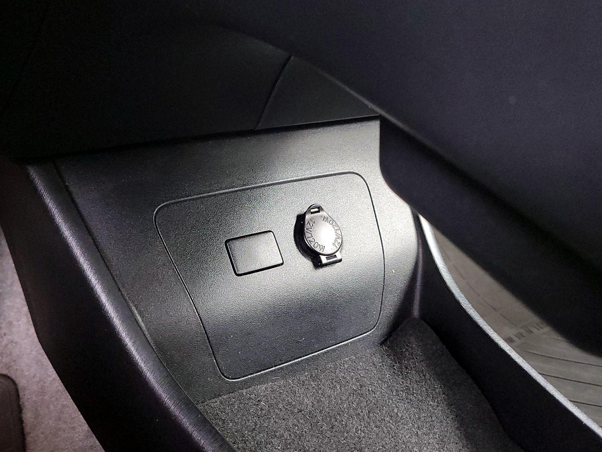 Thumbnail: 2015 Toyota Prius - 18