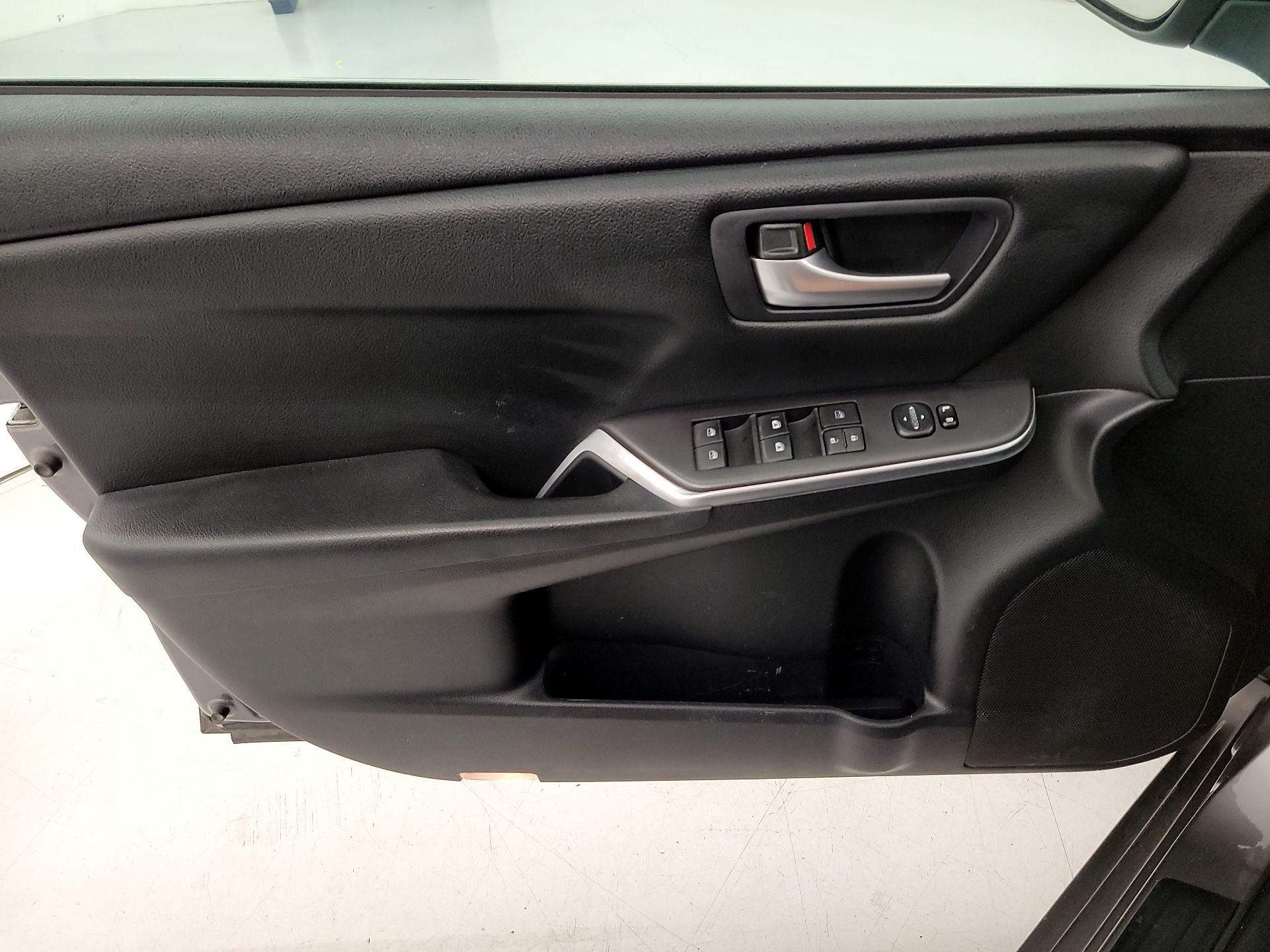 Thumbnail: 2016 Toyota Camry - 12