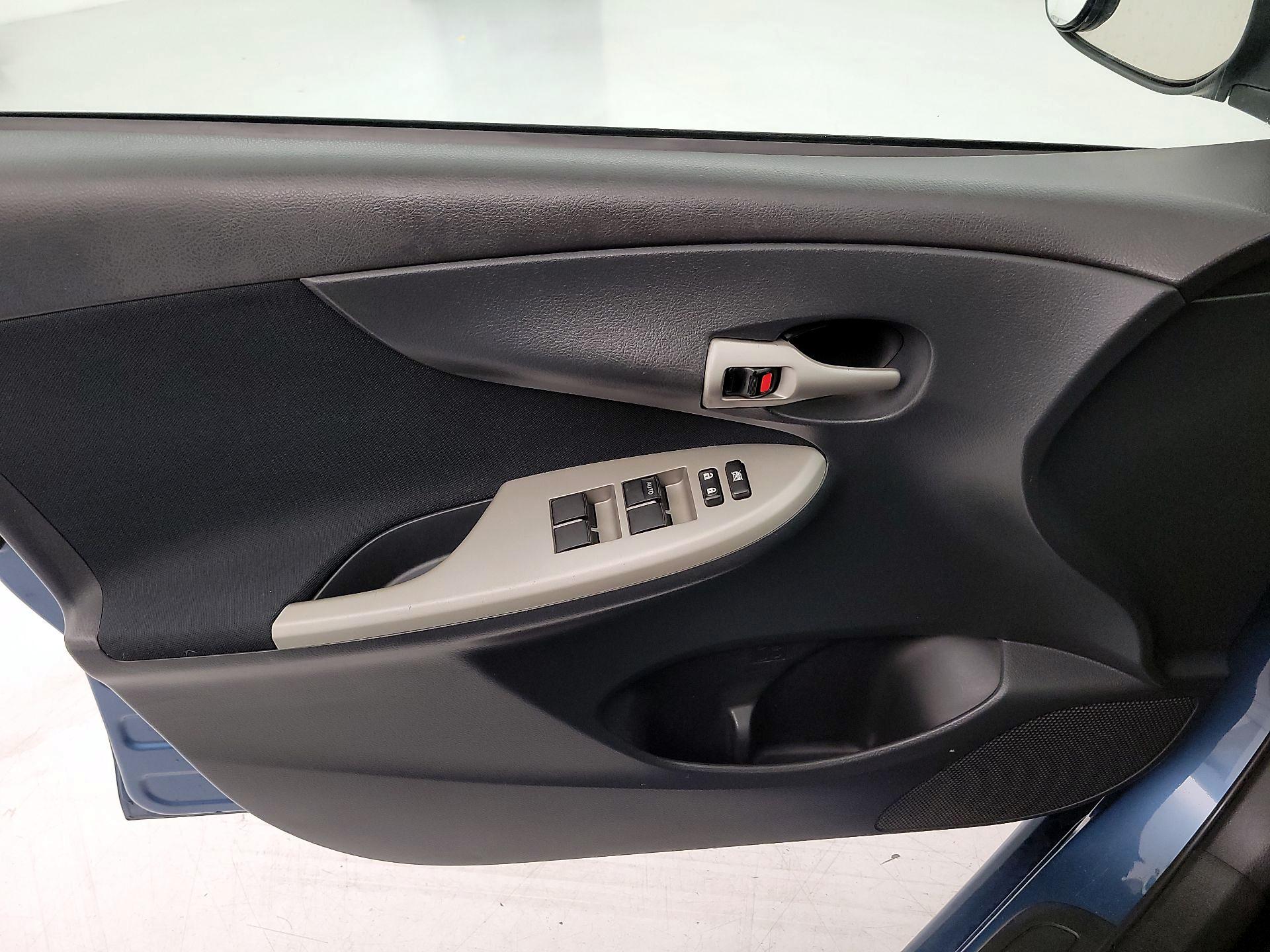 Thumbnail: 2013 Toyota Corolla - 12