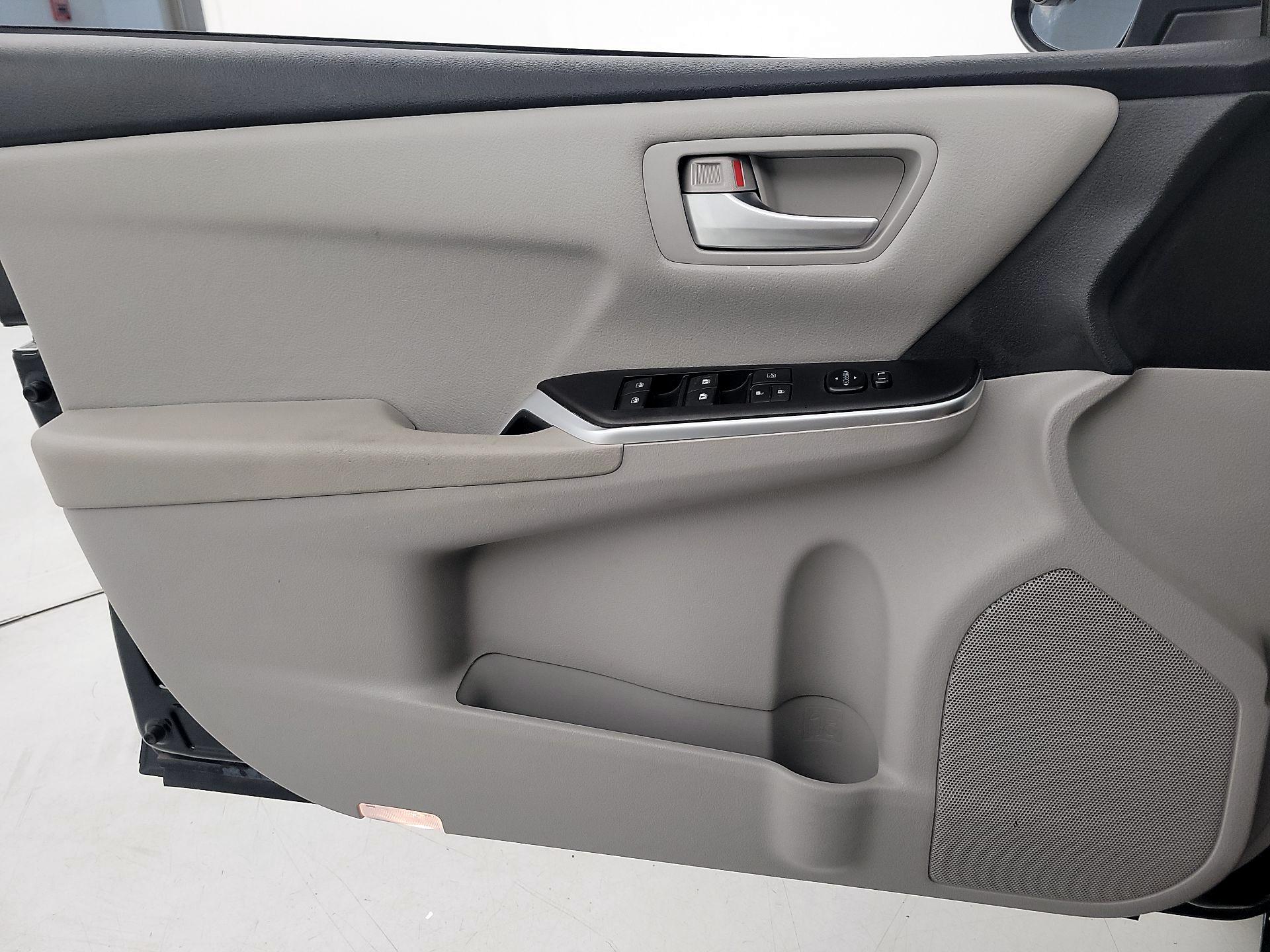Thumbnail: 2015 Toyota Camry - 12