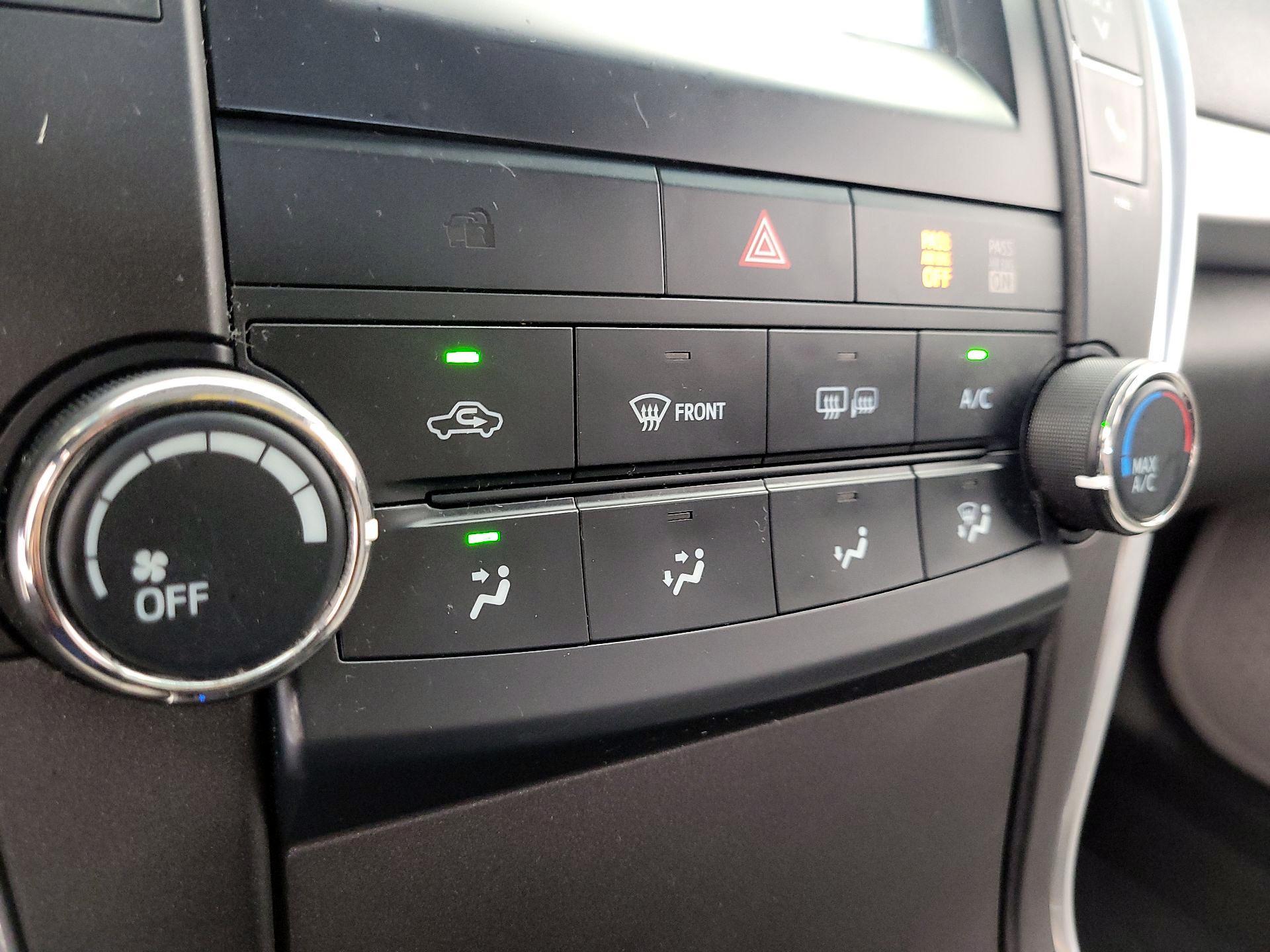 Thumbnail: 2015 Toyota Camry - 16