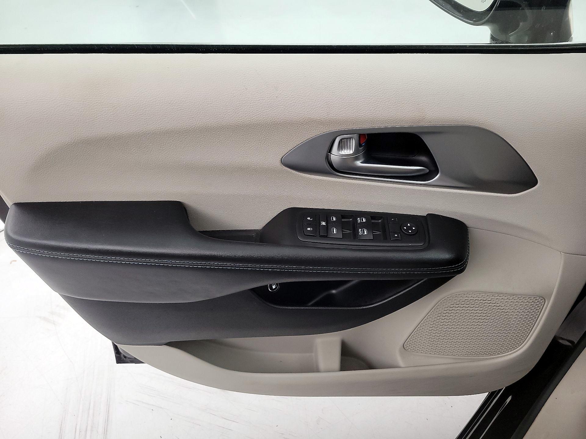 Thumbnail: 2017 Chrysler Pacifica - 12
