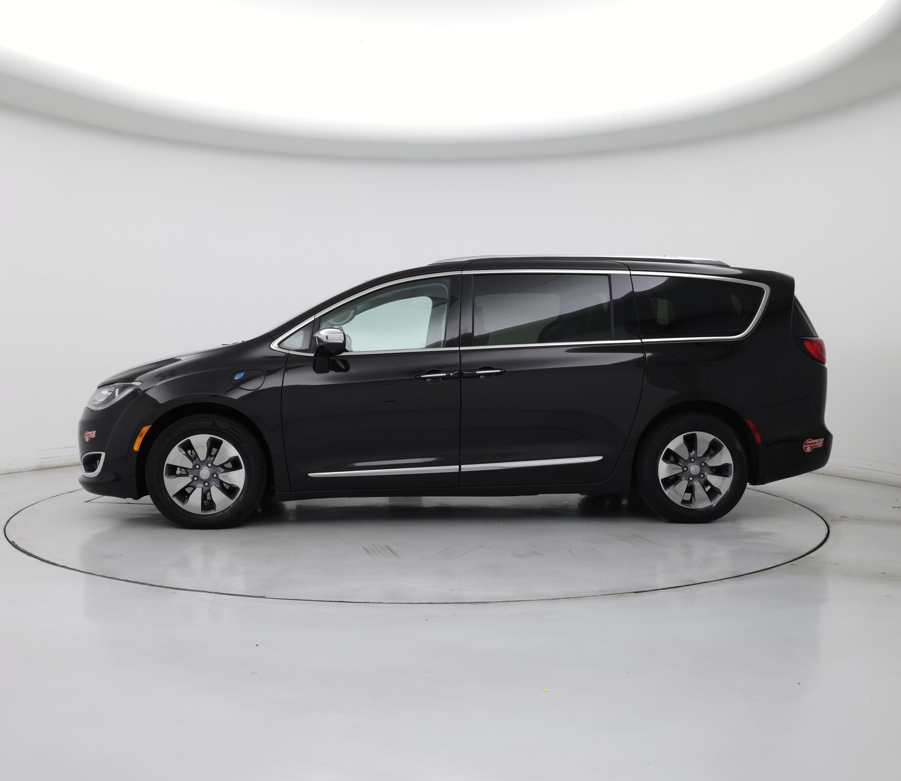 Thumbnail: 2017 Chrysler Pacifica - 3