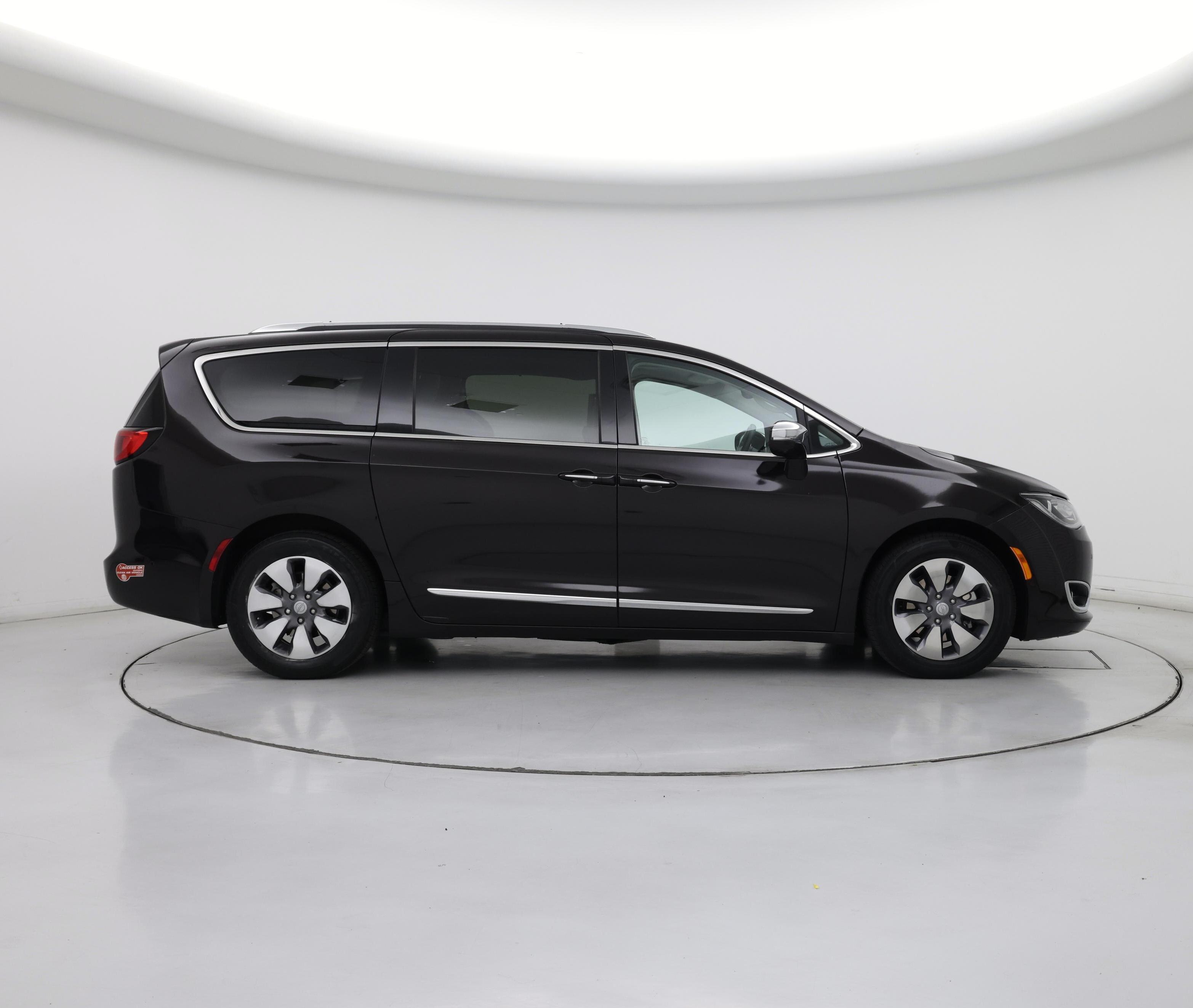 Thumbnail: 2017 Chrysler Pacifica - 7