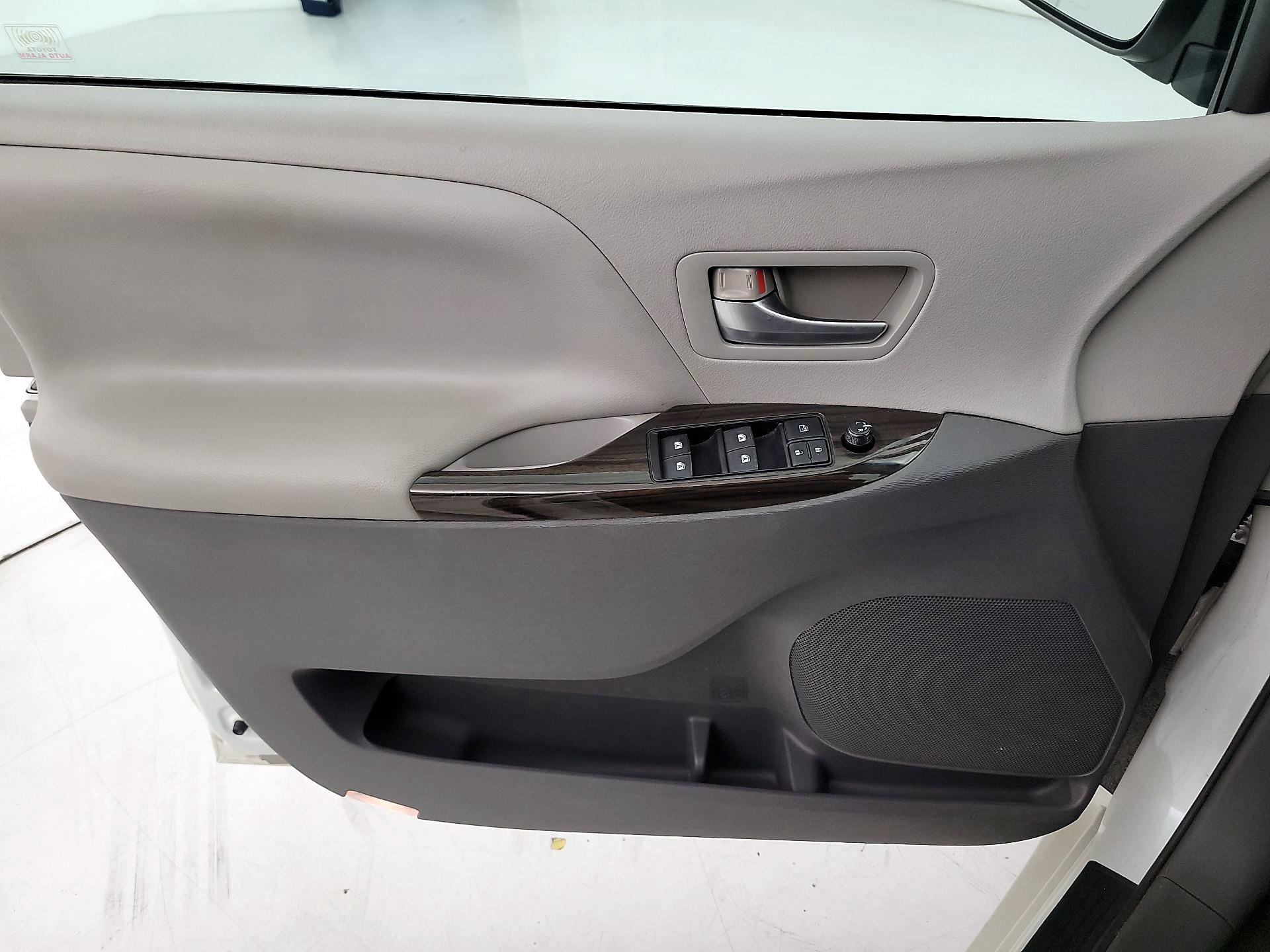 Thumbnail: 2015 Toyota Sienna - 12