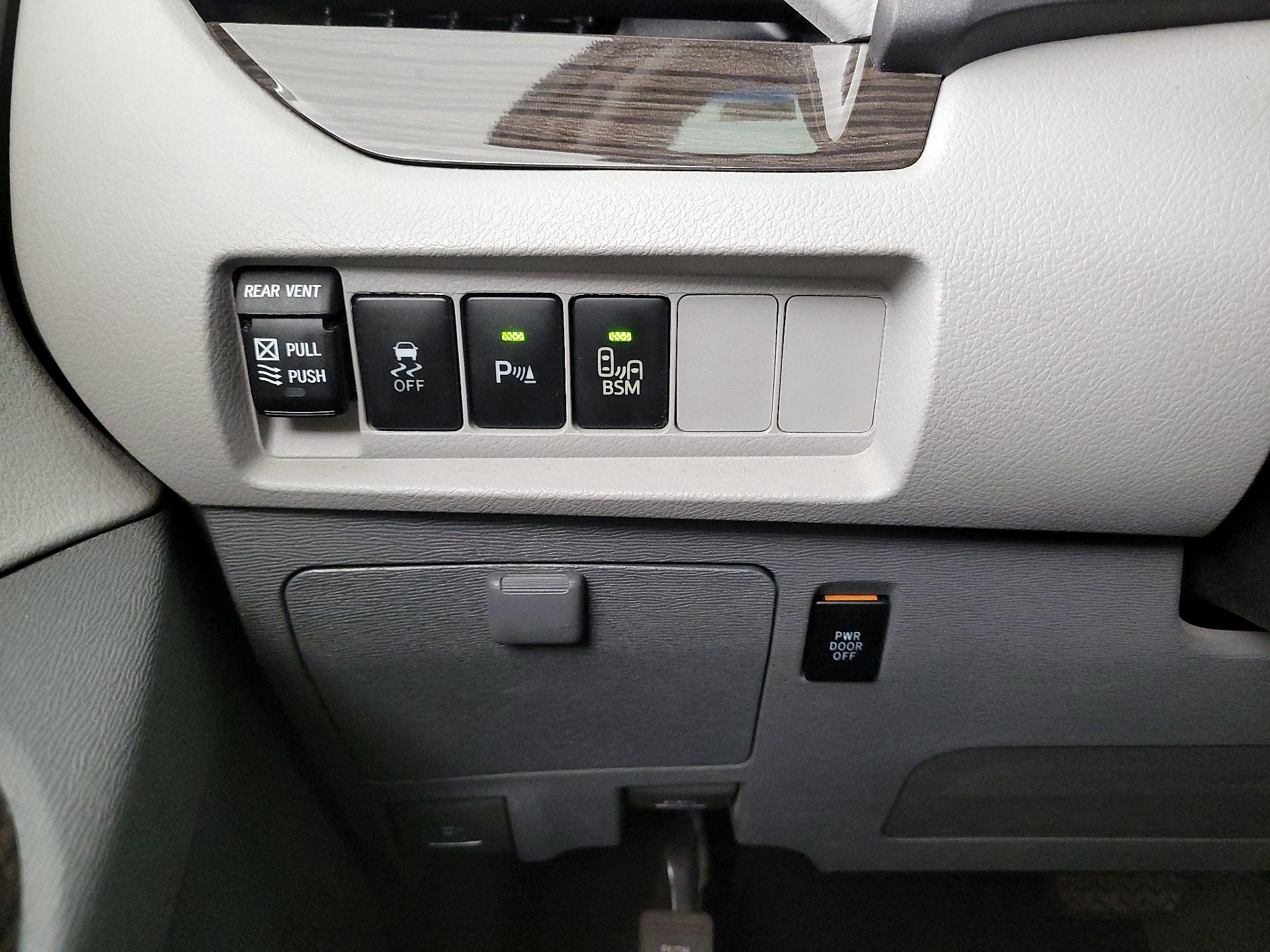 Thumbnail: 2015 Toyota Sienna - 13