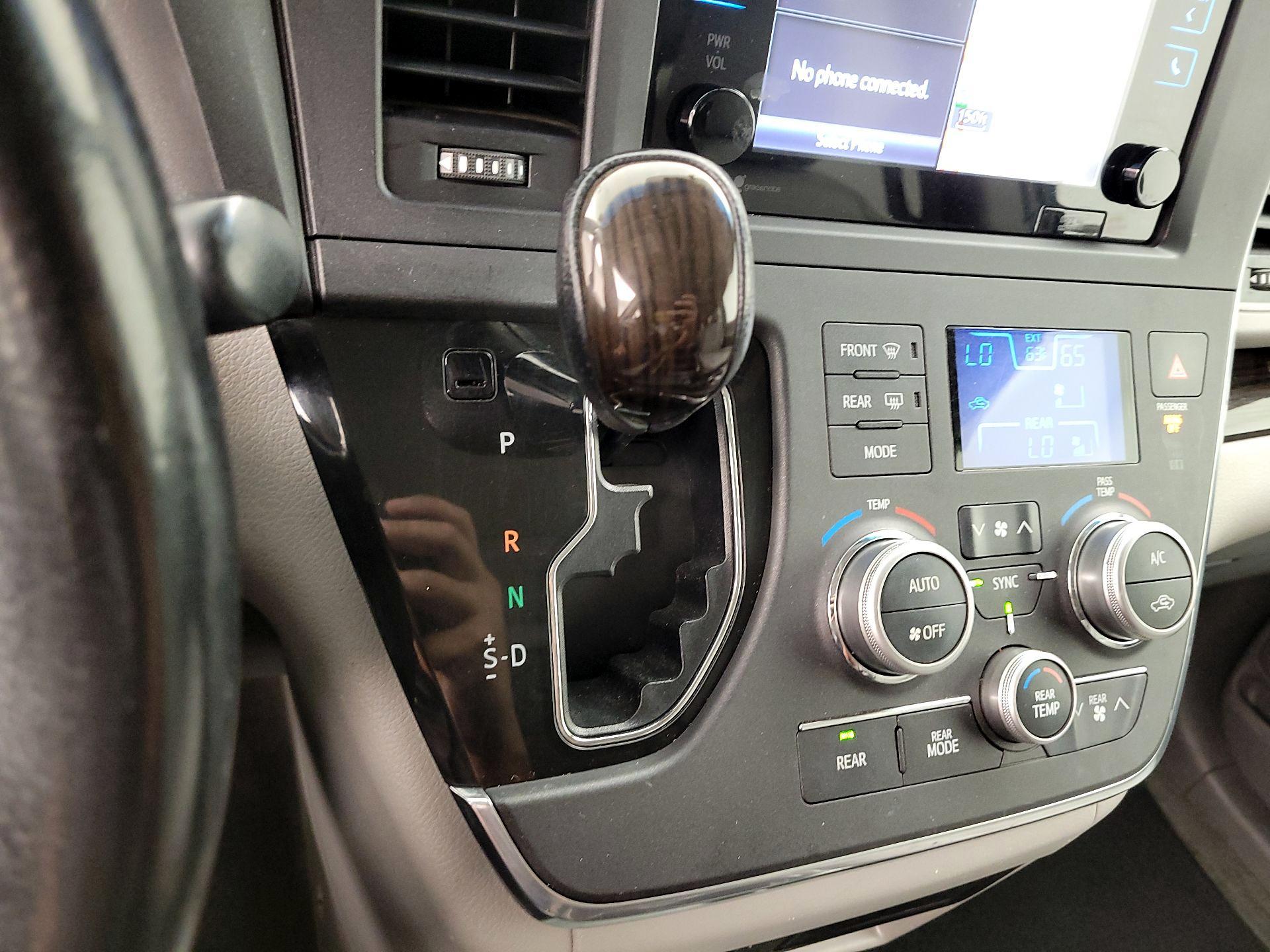 Thumbnail: 2015 Toyota Sienna - 18