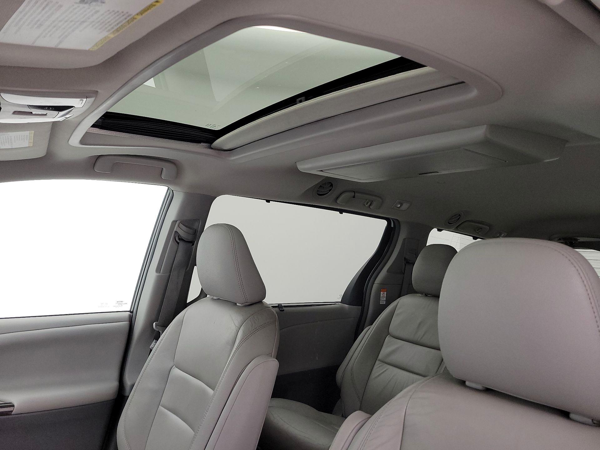 Thumbnail: 2015 Toyota Sienna - 20